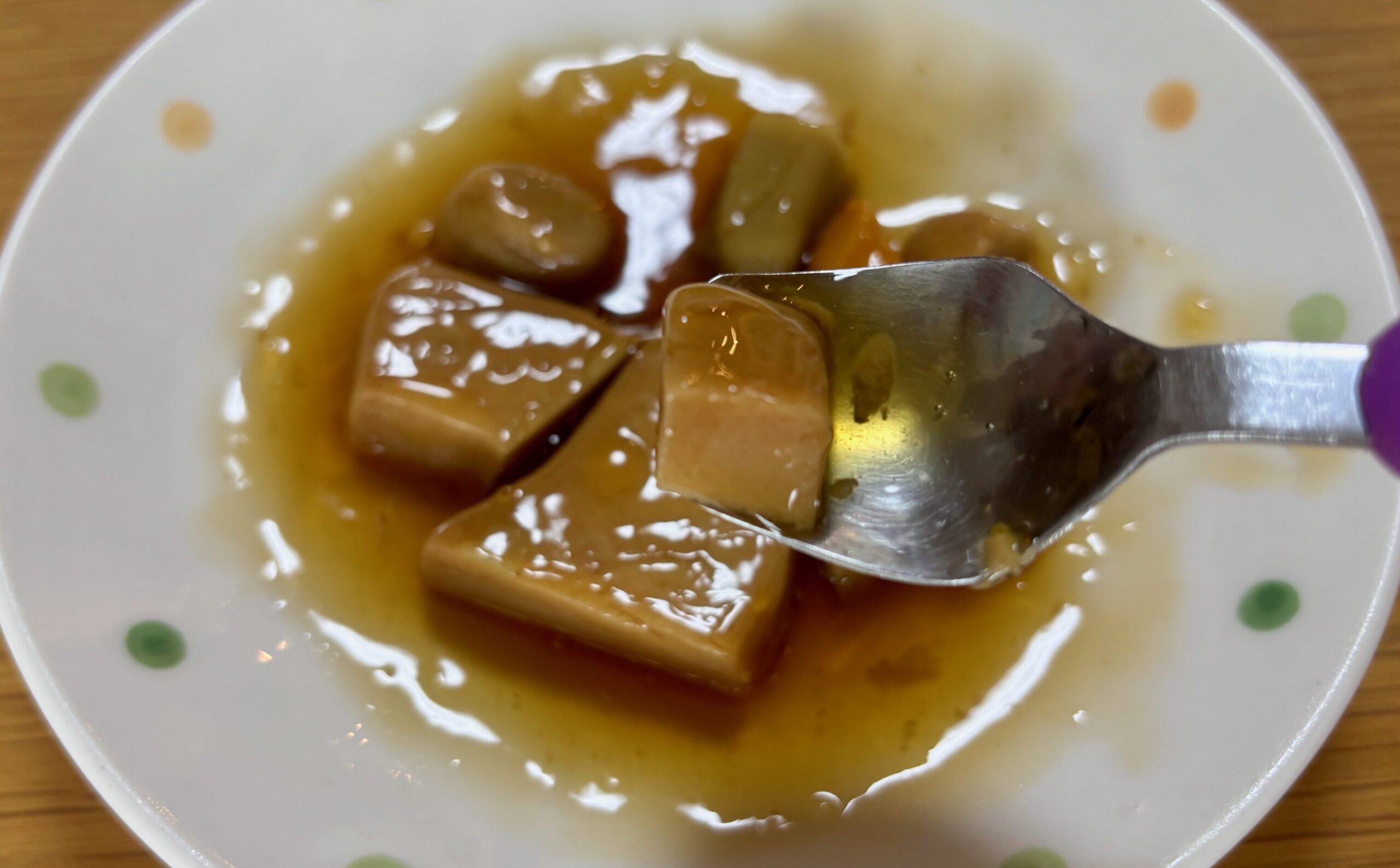 スプーンでエバースマイル 白身魚の煮つけをすくっている写真