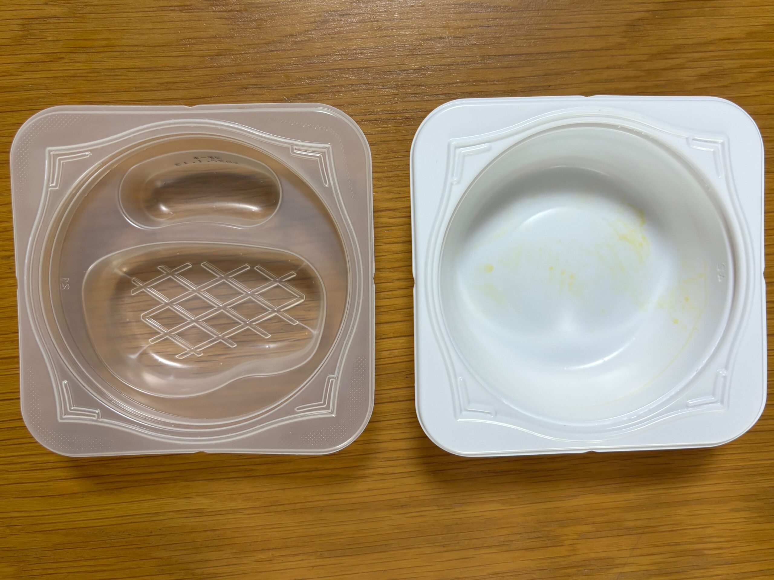 エバースマイル プレミアム（左・透明容器・網目模様あり）とスタンダード（右・白い容器）の空き容器を真上から比較した写真