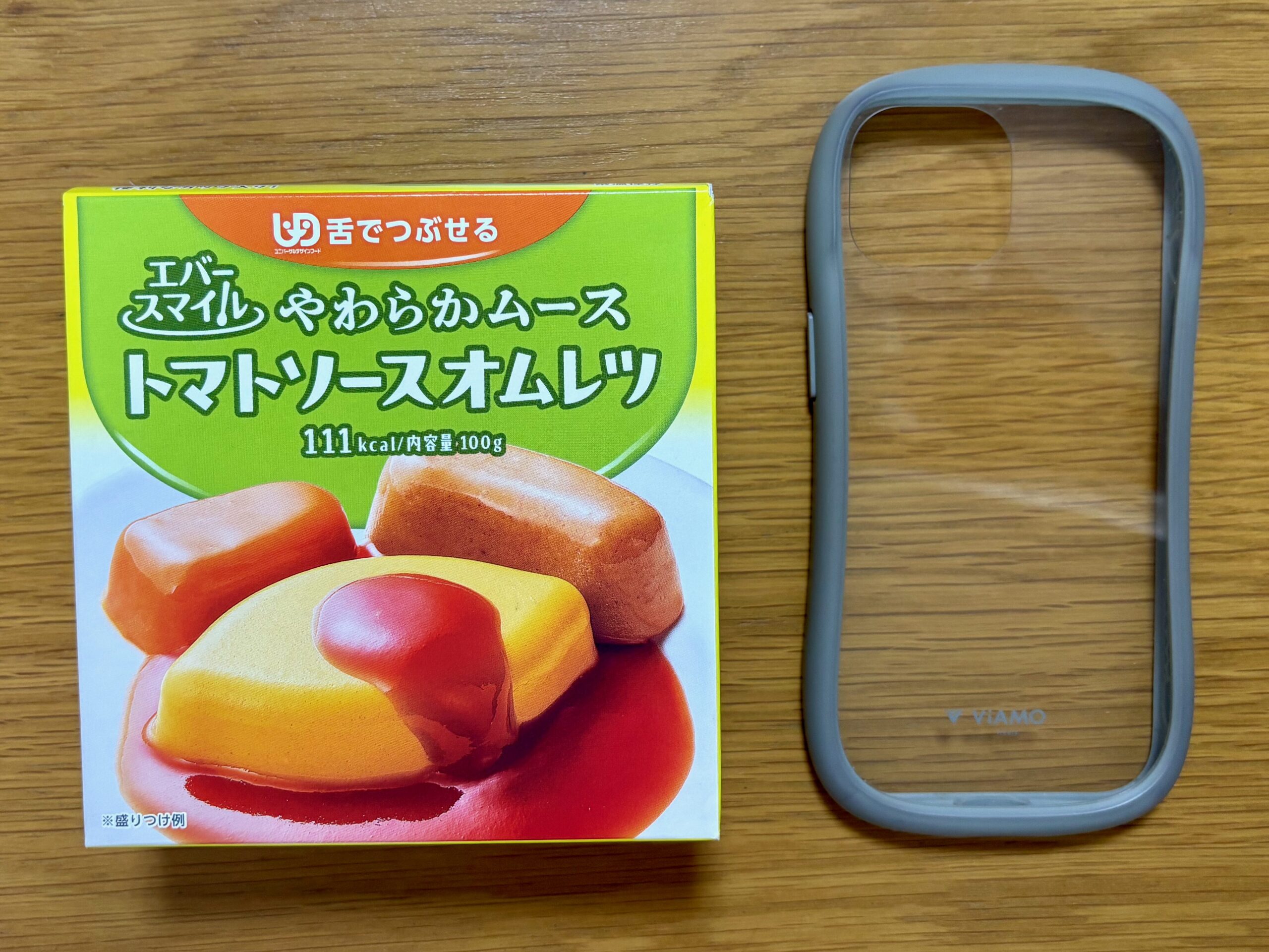 エバースマイル トマトソースオムレツの箱とスマホのサイズ比較