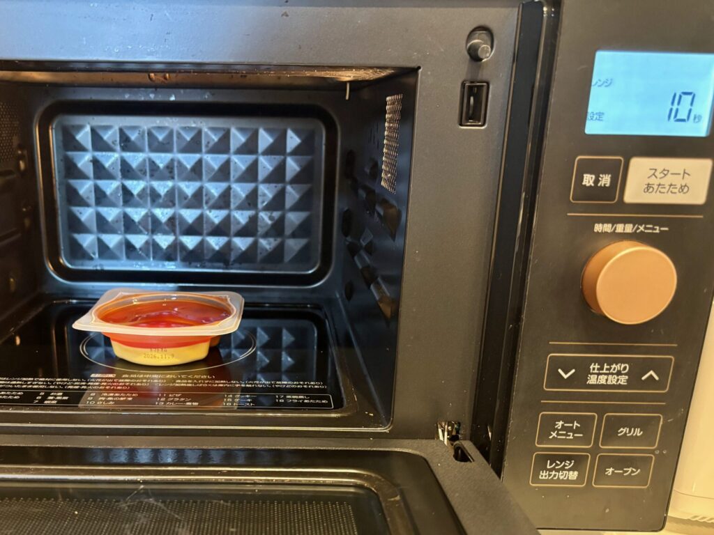 エバースマイル トマトソースオムレツを電子レンジに入れている写真