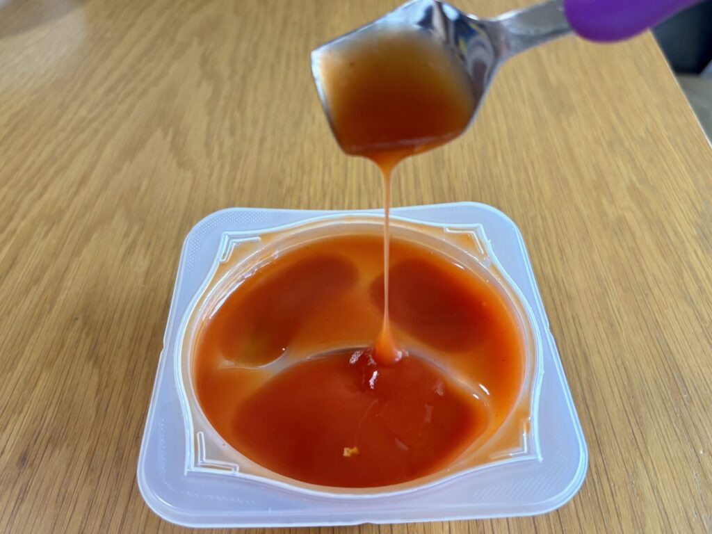 トマトソースのとろみ具合を確認している写真