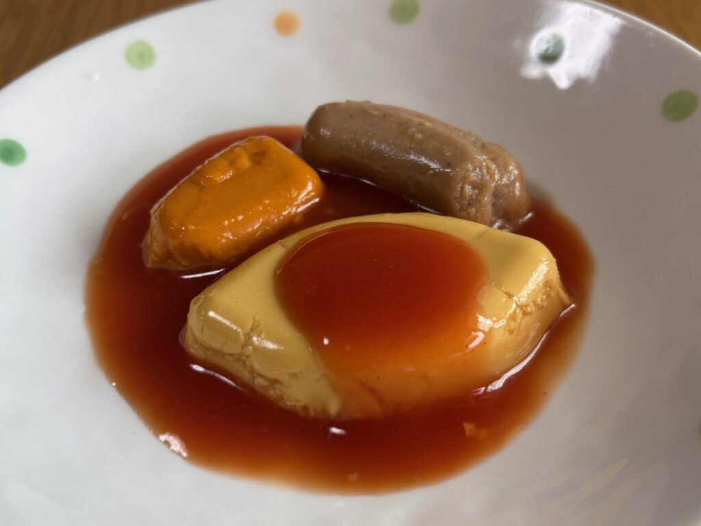ムース食を容器から取り出して、お皿にきれいに盛り付けた写真