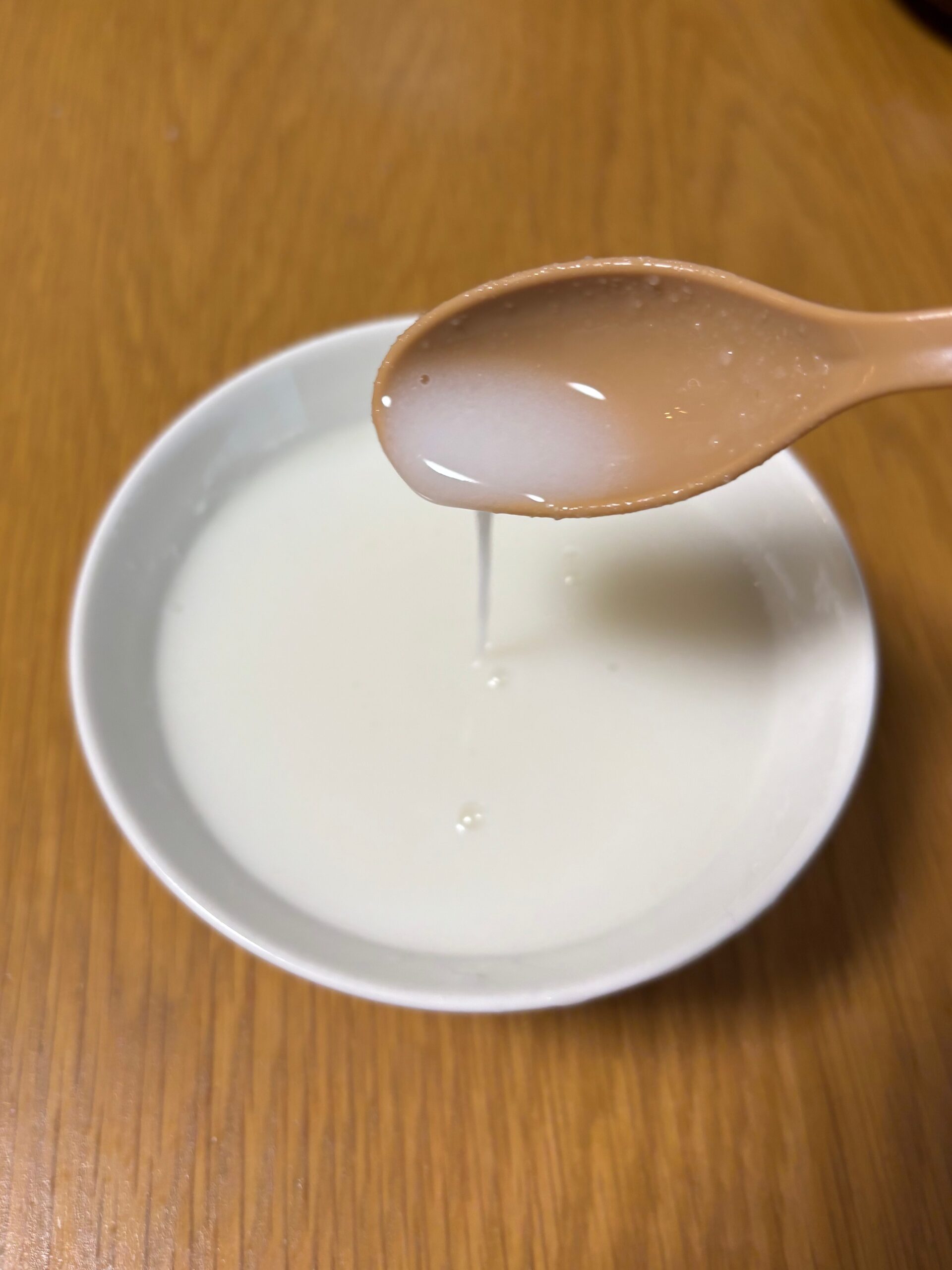 酵素パウダーを使った後のサラサラのお粥。スプーンからサラサラと流れている様子。