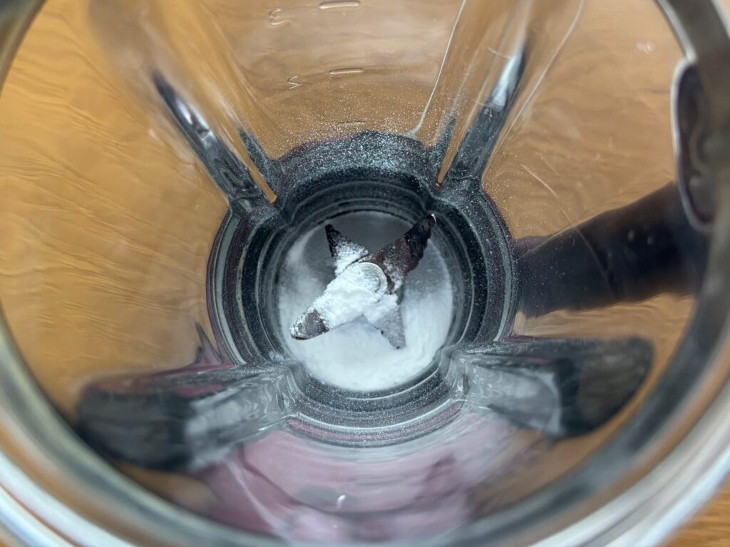 ミキサーに酵素パウダーを先に入れたところ。ミキサーの底に酵素パウダーが落ちてしまった。