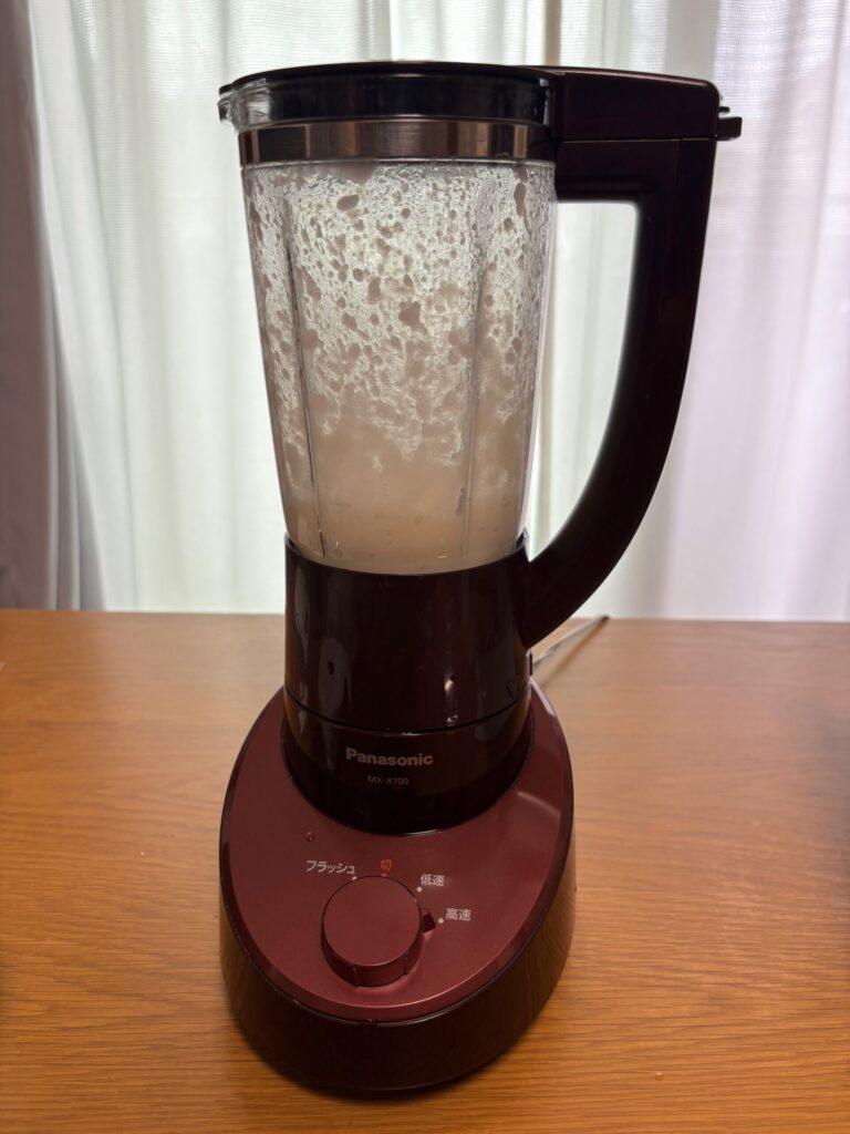 大容量ミキサーにごはんと酵素パウダーをいれてミキサーを回している様子。