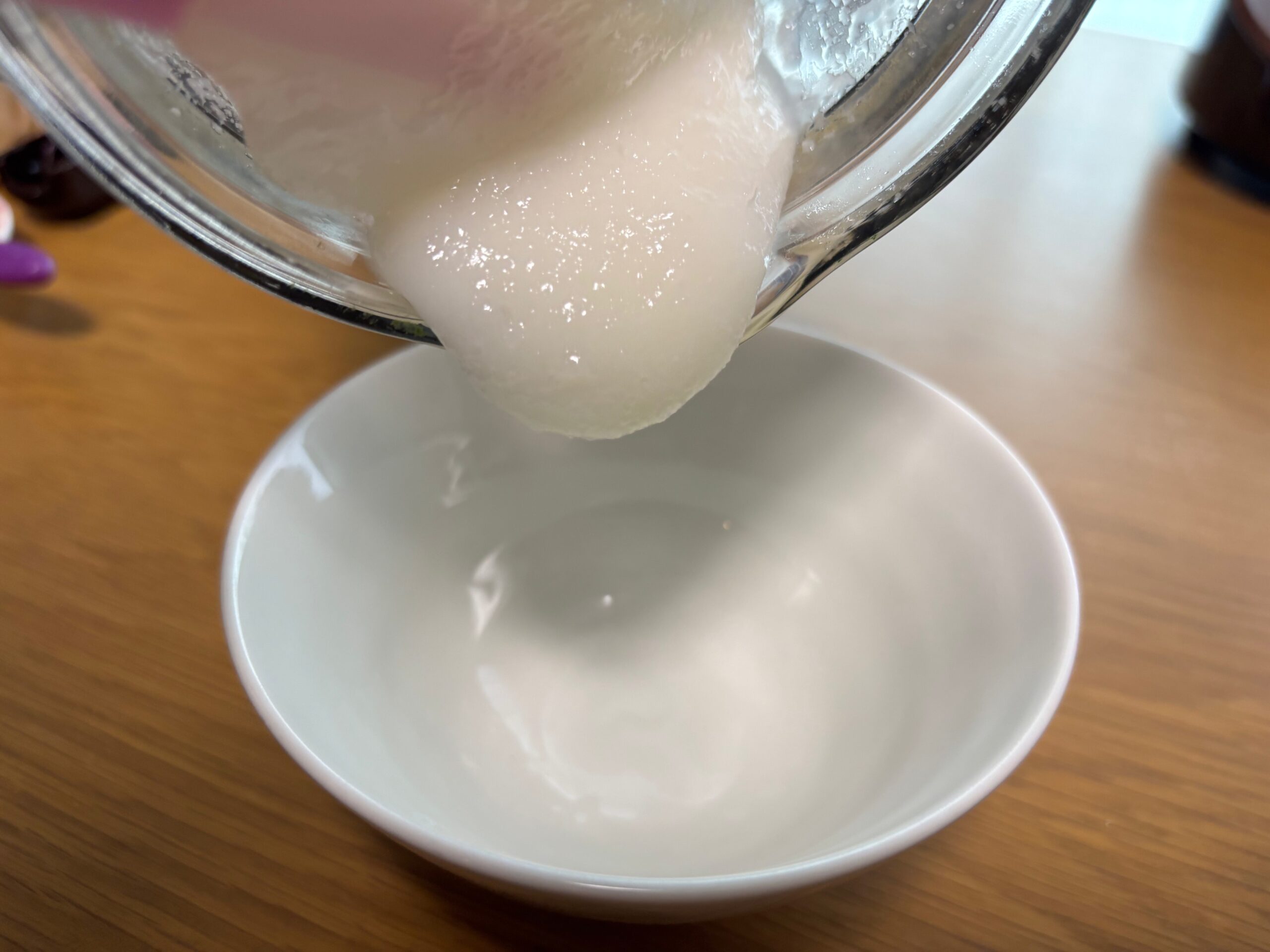 酵素パウダーを使う前のドロドロのお粥。ミキサーから注いでいる様子。