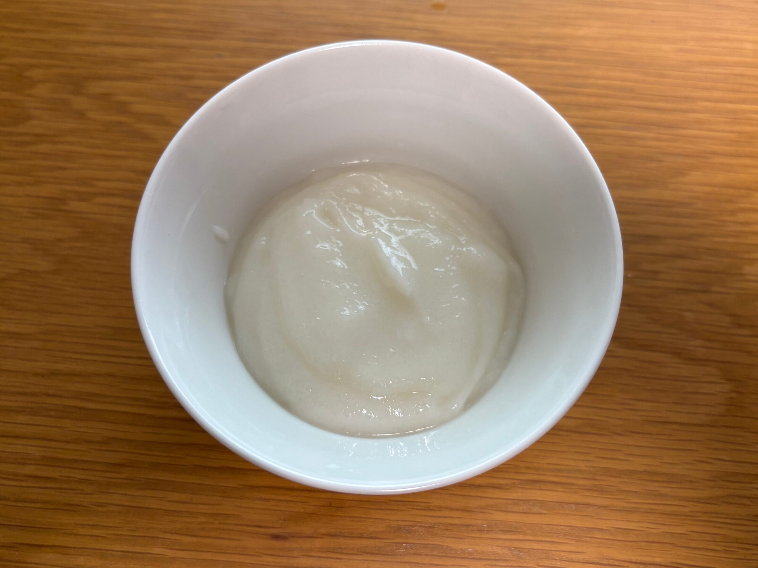 酵素パウダーを使う前のドロドロのお粥。お椀に入った状態。固まりにくいドロドロの状態。