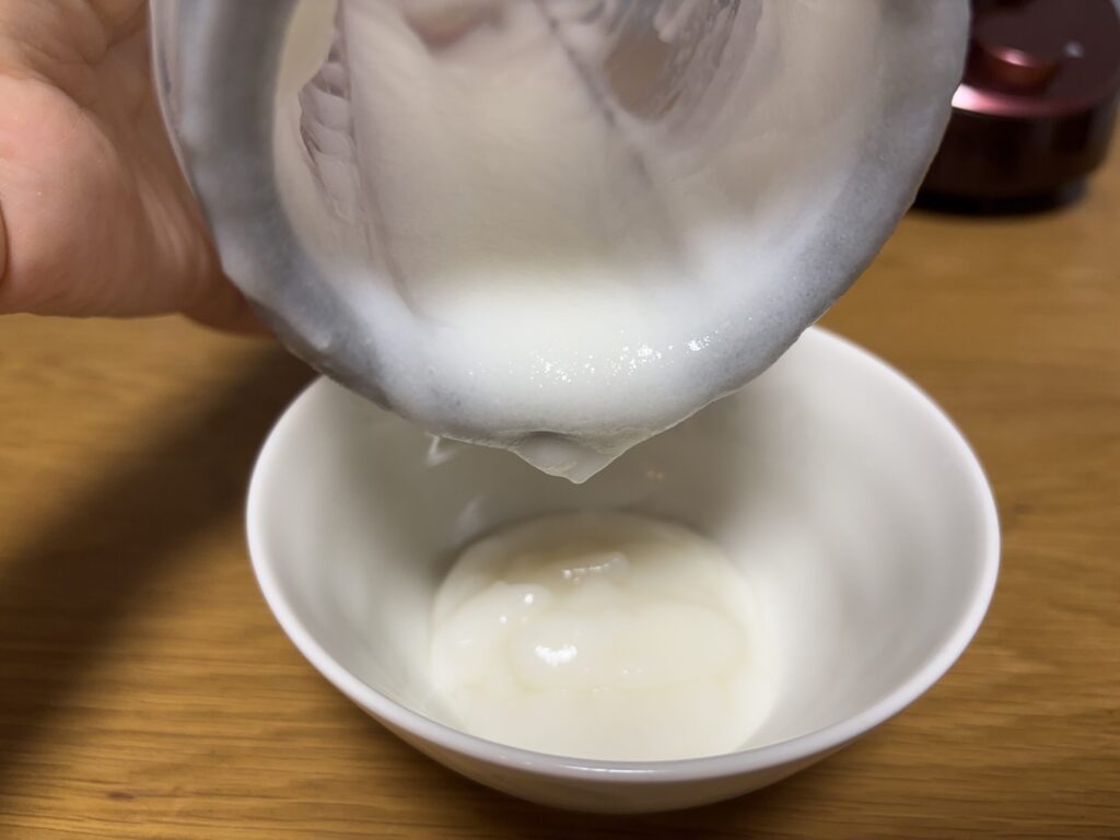 タンブラーミキサーから粥をお茶碗に盛り付けている様子。粥はトロトロしており、液状化されていないことが分かる。