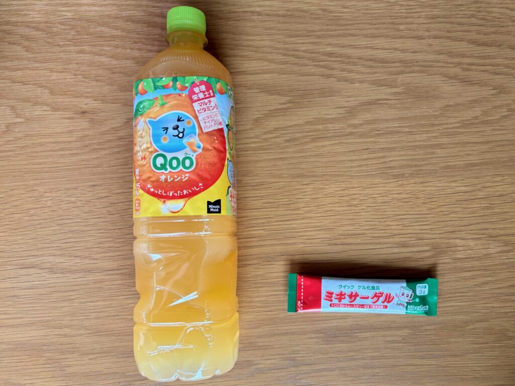 ムース食をつくるための２つの材料の画像。QOOのオレンジジュース１本とミキサーゲル１袋。
