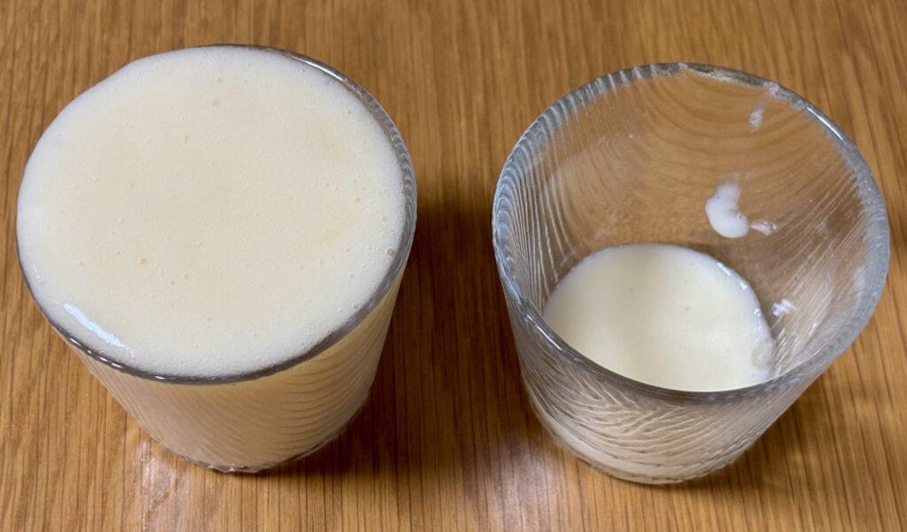 ミキサーゲル1gで作ったムース食。量が多すぎて器に入りきらず、別の容器に避難させた様子
