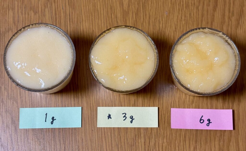 ミキサーゲル1g・3g・6gで作ったオレンジジュースのムース食を横並びに比較した写真