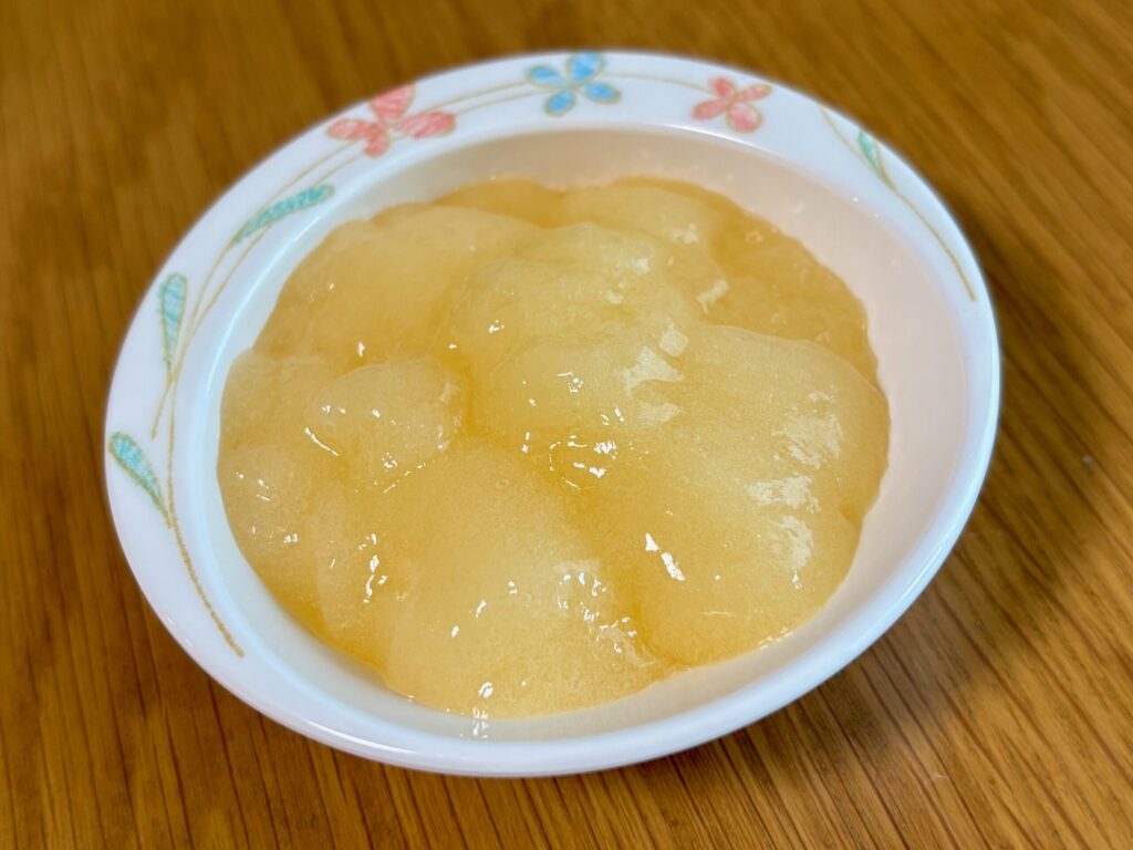オレンジジュースから作ったムース食の完成画像。オレンジ色のぷるんとした食感と見た目。