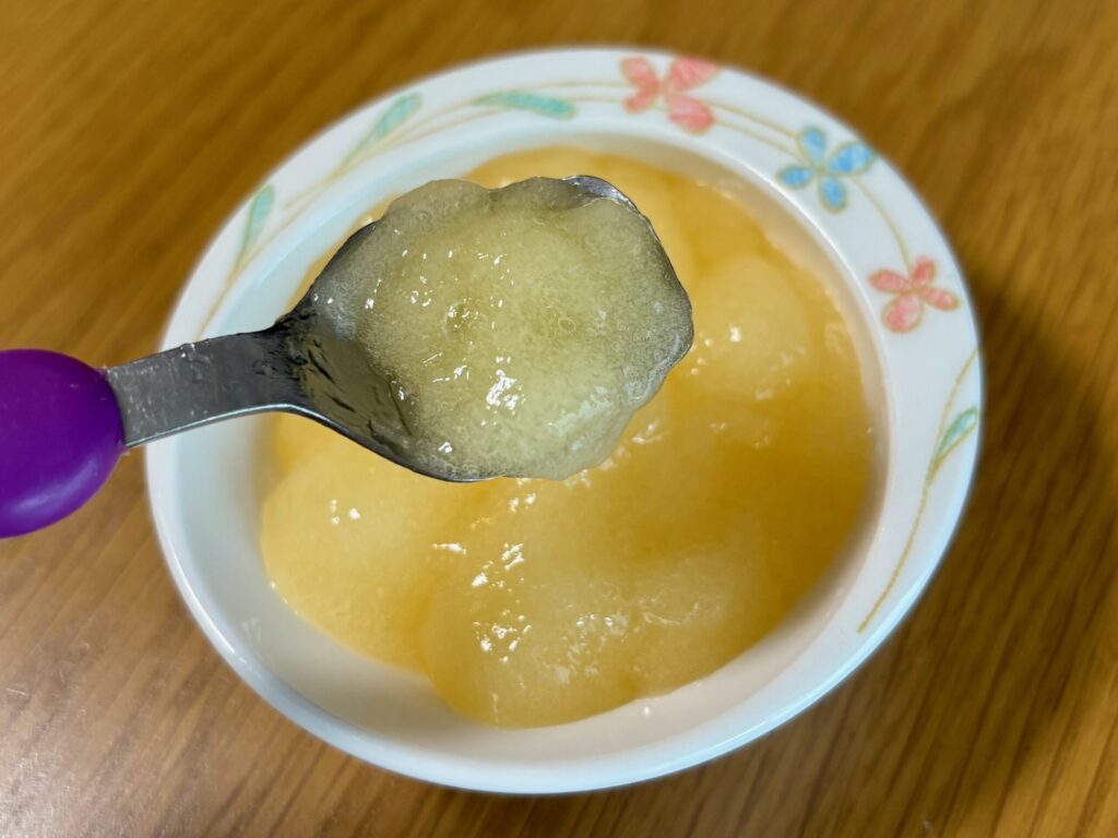 完成したムース食をスプーンですくった画像。プルンとしていて喉越しがよさそうなのが伝わる。