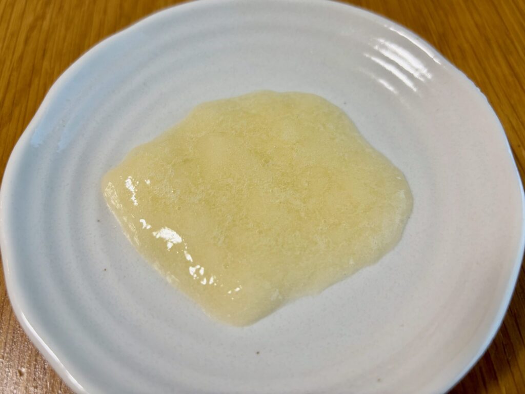 冷蔵後の1gをお皿に出した様子。平べったく広がっている
