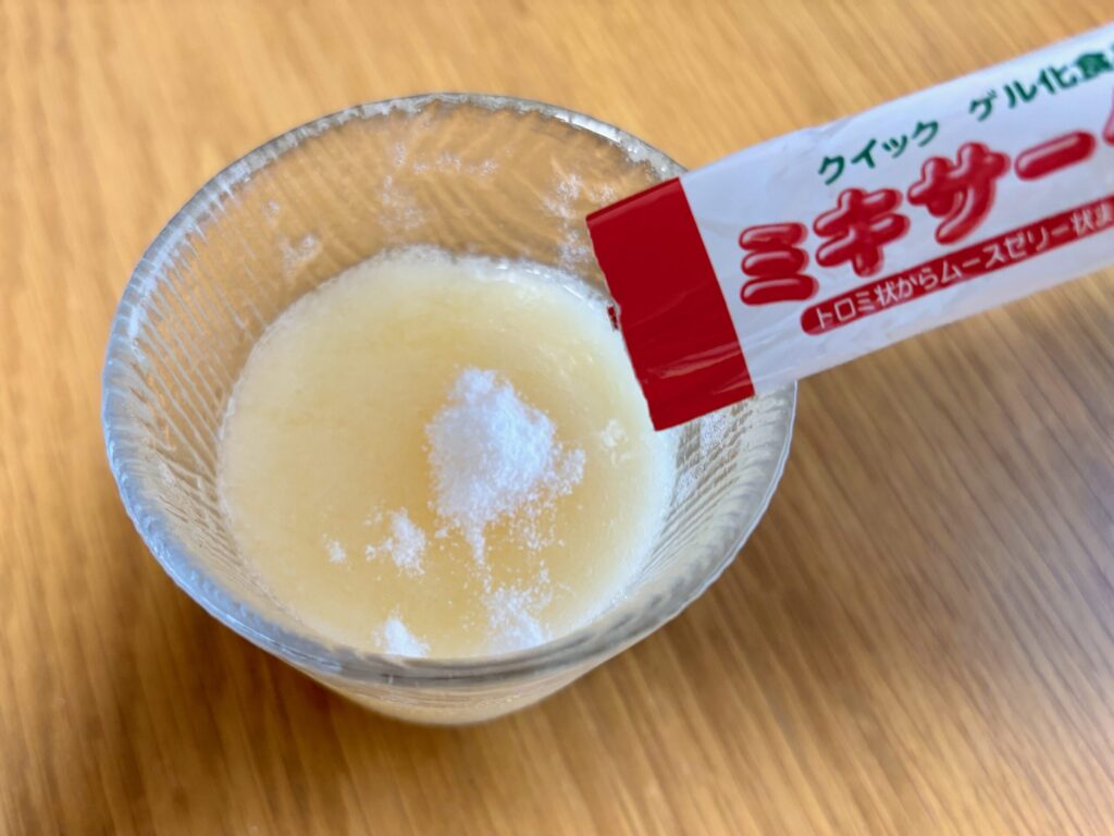 ミキサーゲルを粉のまま1gのムース食に直接振りかけた様子。粉が表面に残っている
