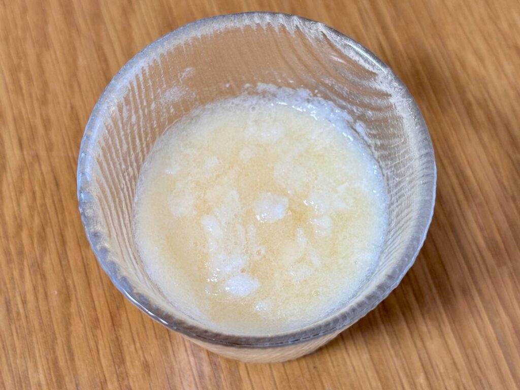 ミキサーゲルを足して混ぜたが、ダマだらけになった様子