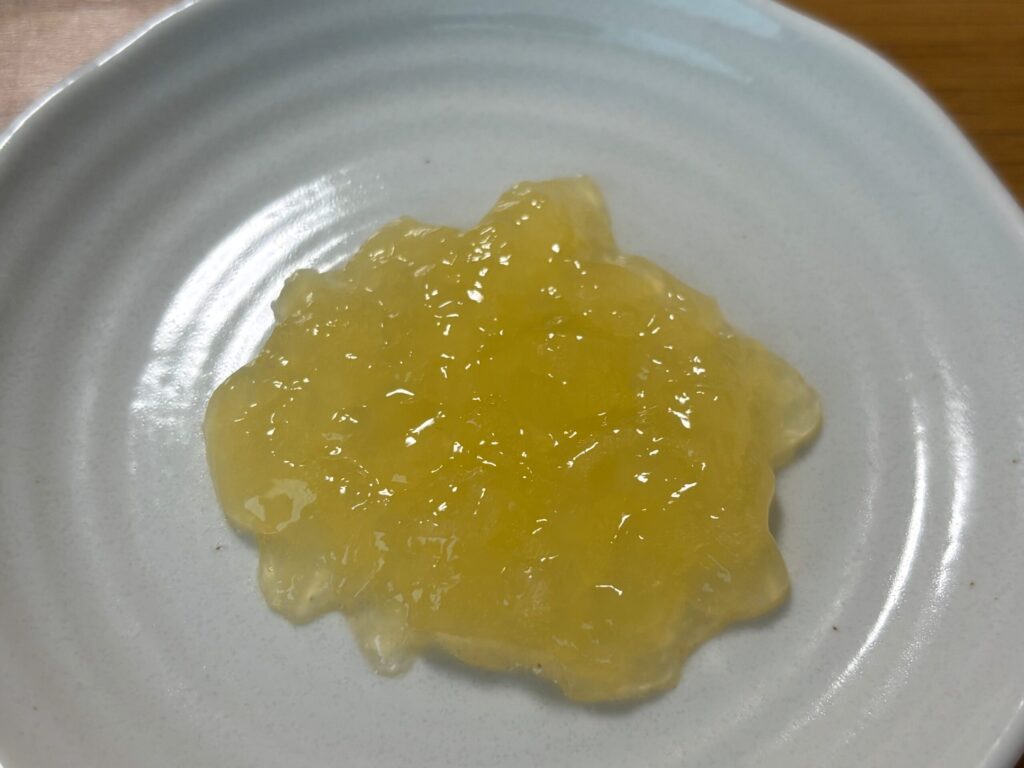 解凍したミキサーゲルのムースをスプーンで崩しても、ひとかたまりを保っている写真
