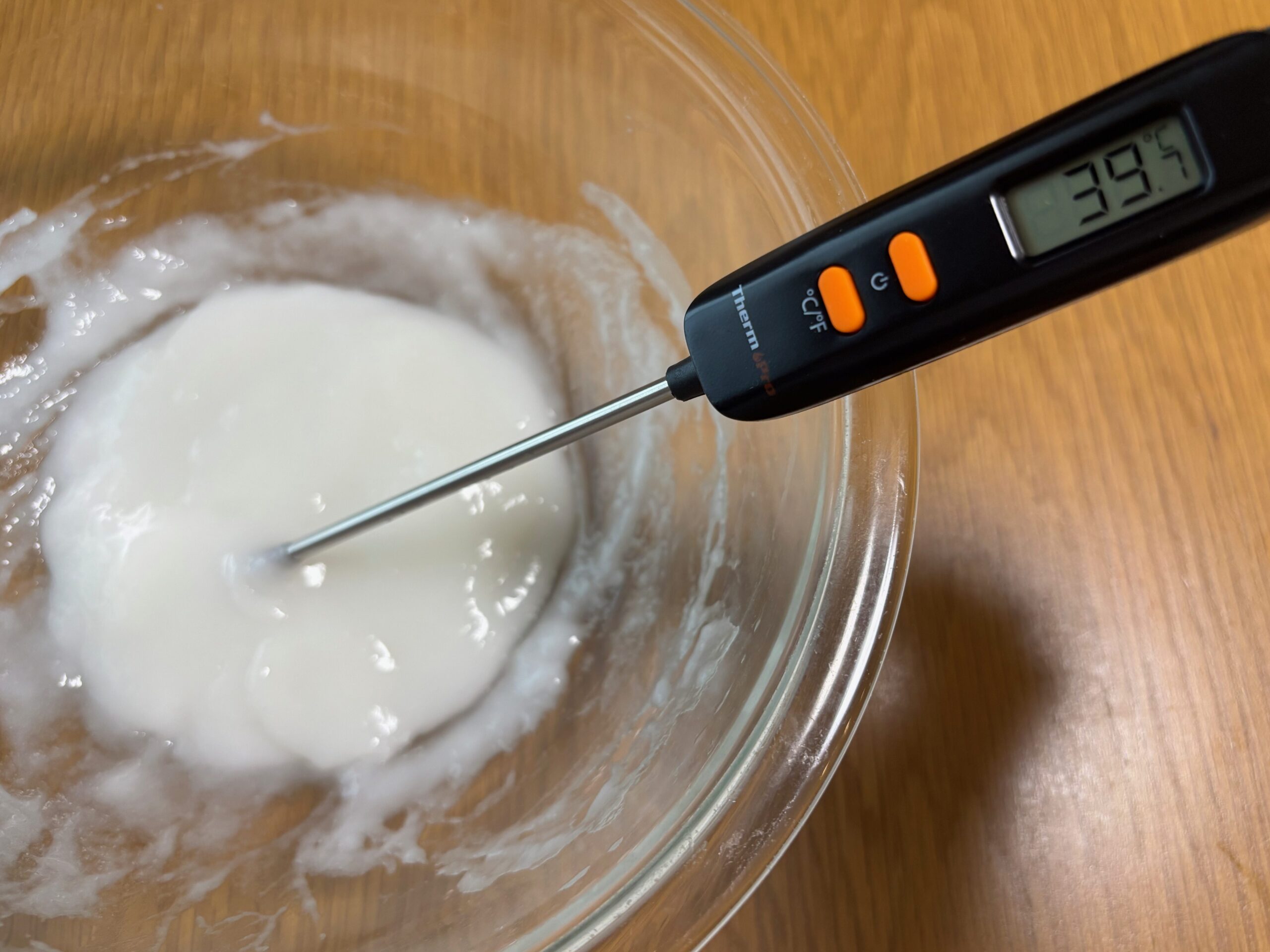 常温で冷まして39.7度になったお粥ゼリーと温度計