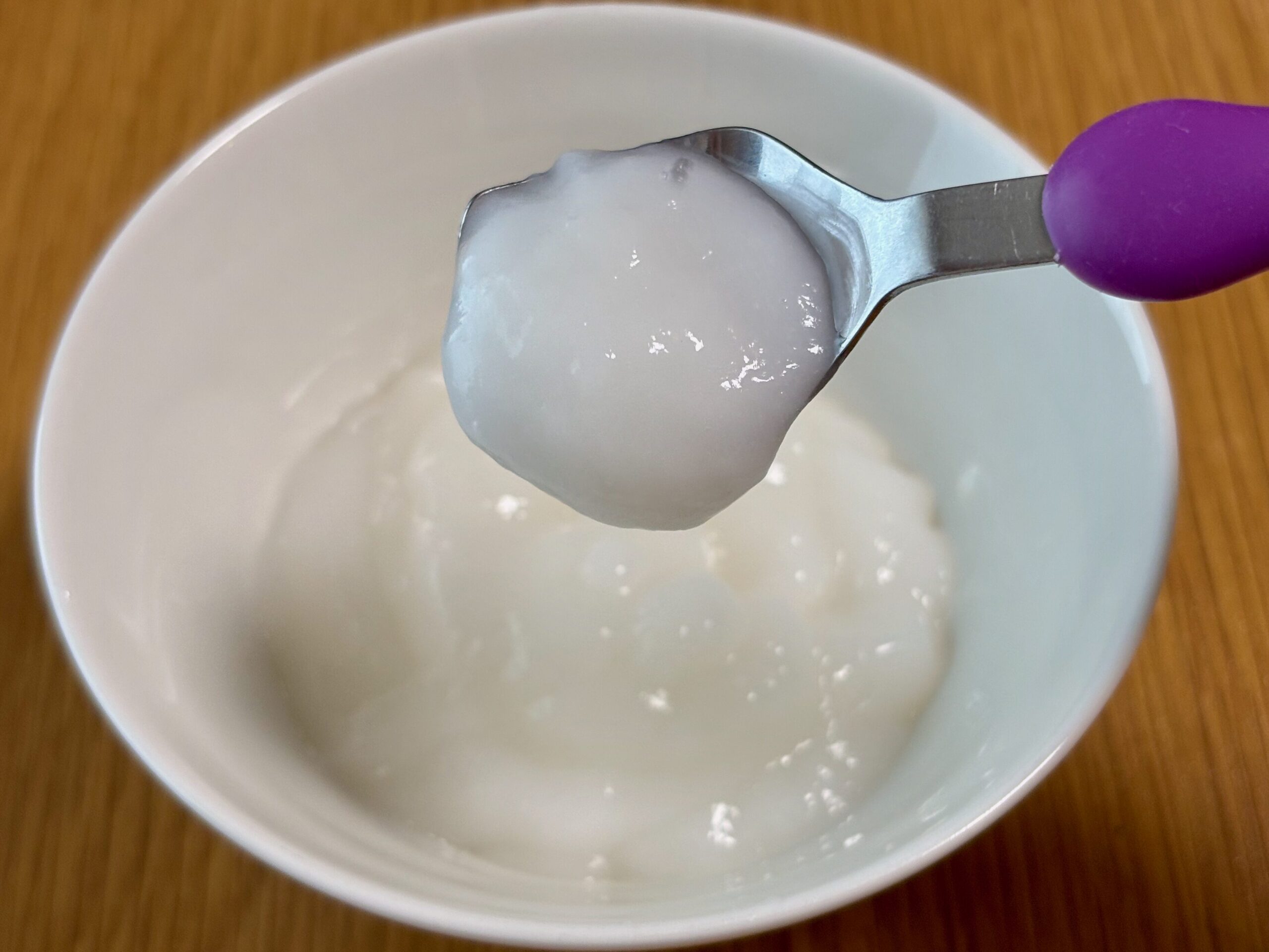 スプーンですくったぷるんとした食感のゼリー粥