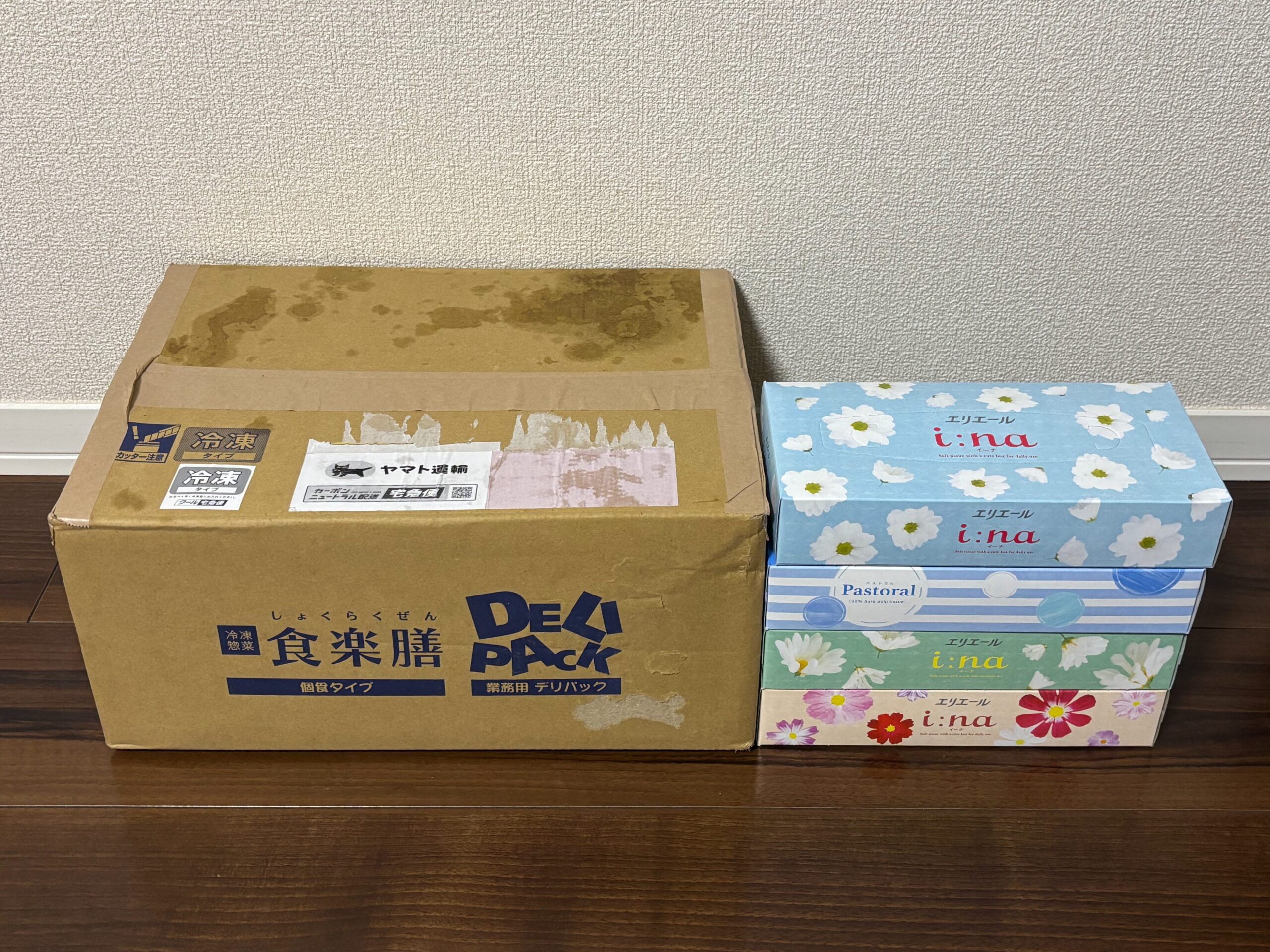 食楽膳ムース7食セットの段ボールと箱ティッシュ4段を並べてサイズを比較した写真