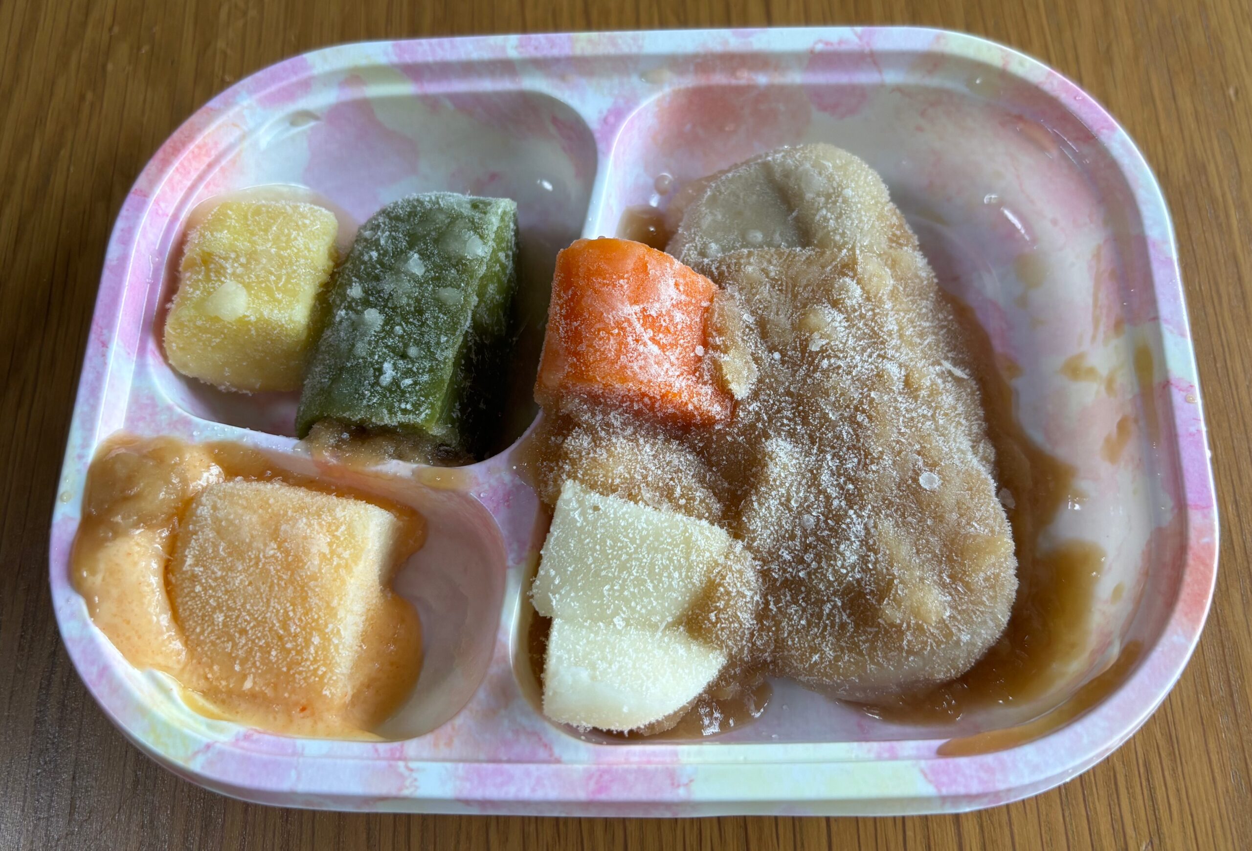 袋から出した冷凍のままの食楽膳ムース食