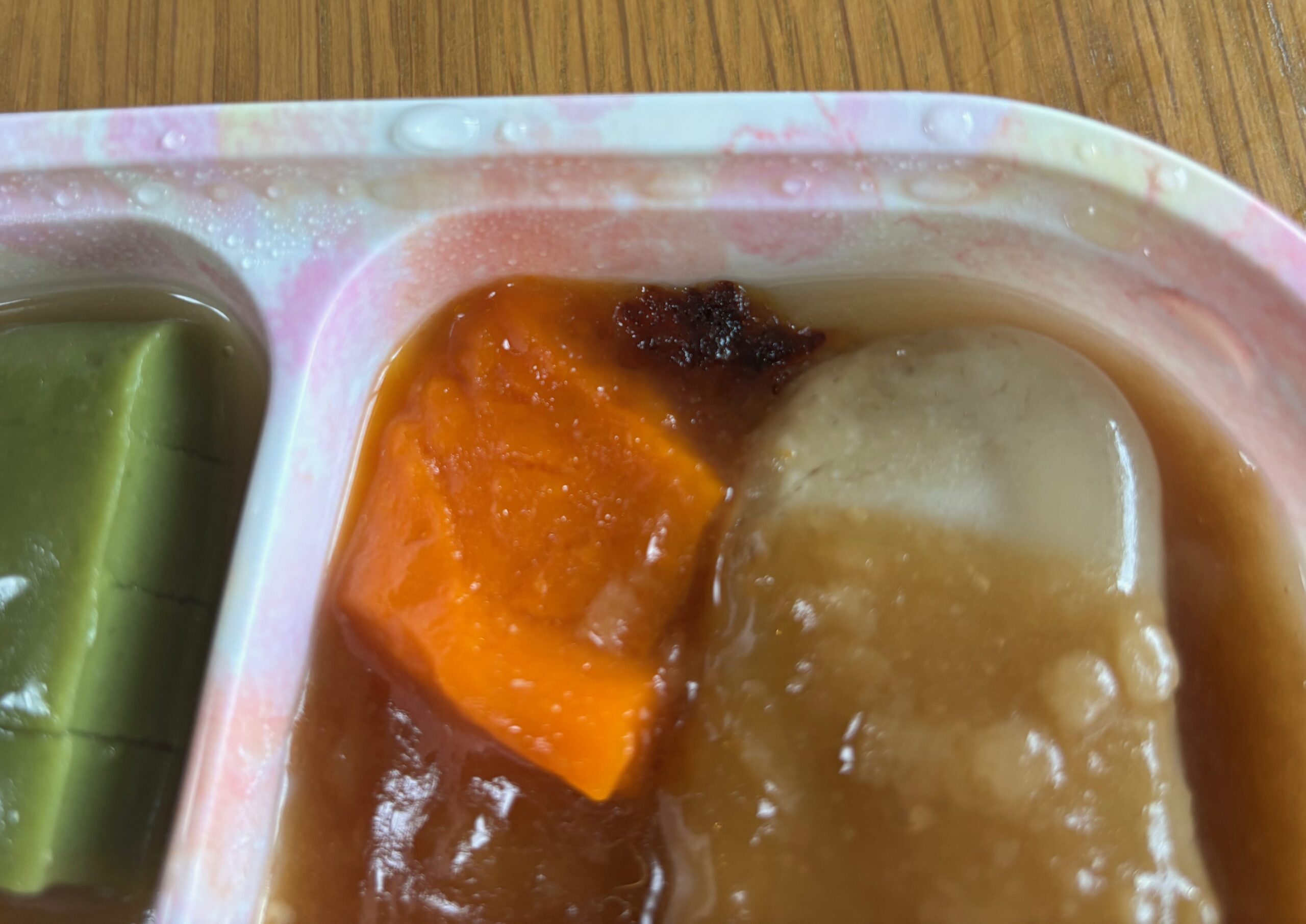 レンジ加熱でソースの一箇所だけ焦げた食楽膳のムース食。取り除けば問題ない程度