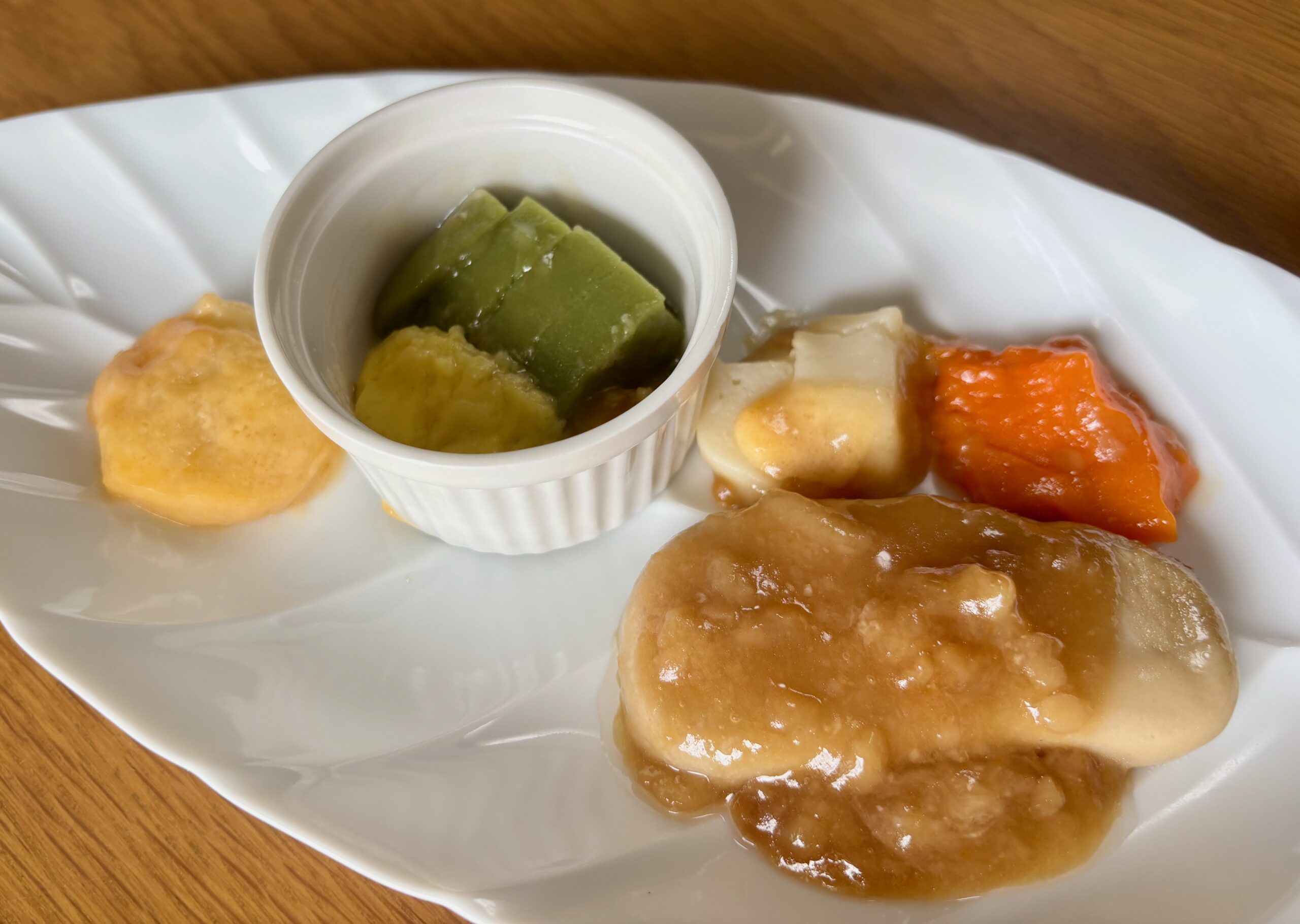 食楽膳「SGセットプラス ビーフステーキ風」をお皿に盛り付けた全体写真