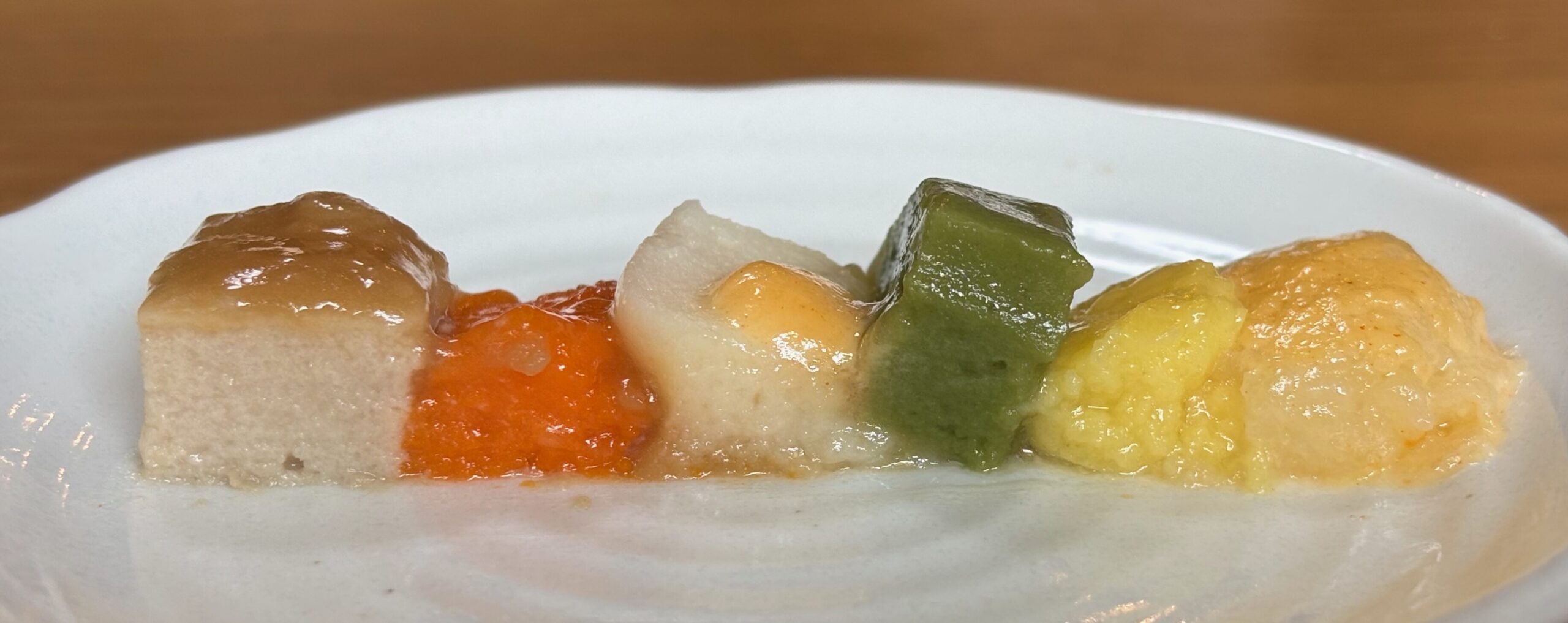 食楽膳の6種類のムースを並べて断面を切った写真。どれも均一でなめらかな断面