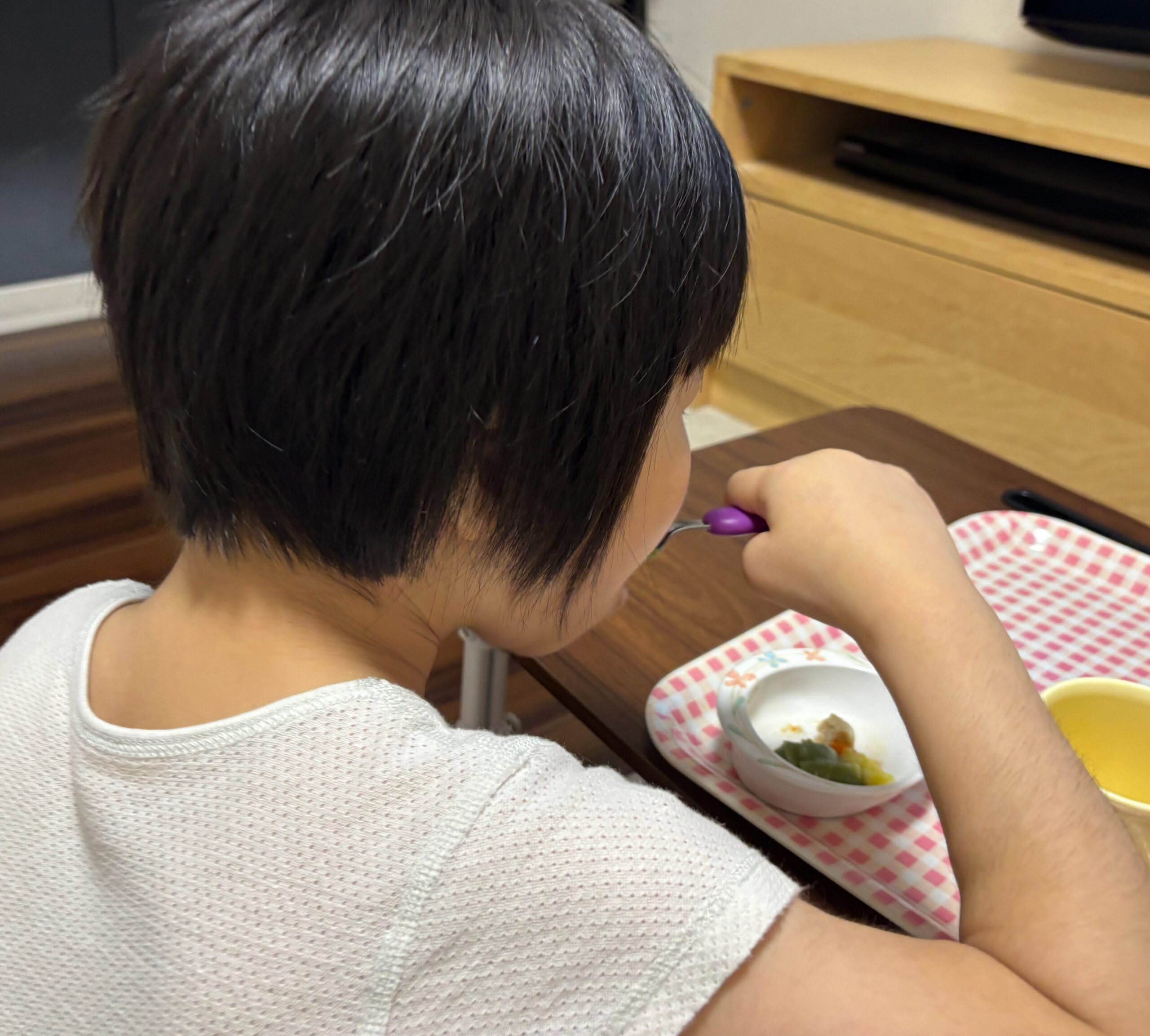 食楽膳のムース食をおいしそうに食べている娘の様子