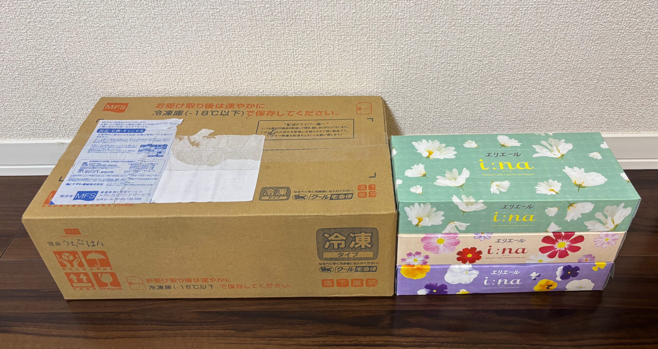 MFSムース食お試しセットの段ボールと箱ティッシュ3個を並べてサイズを比較した写真
