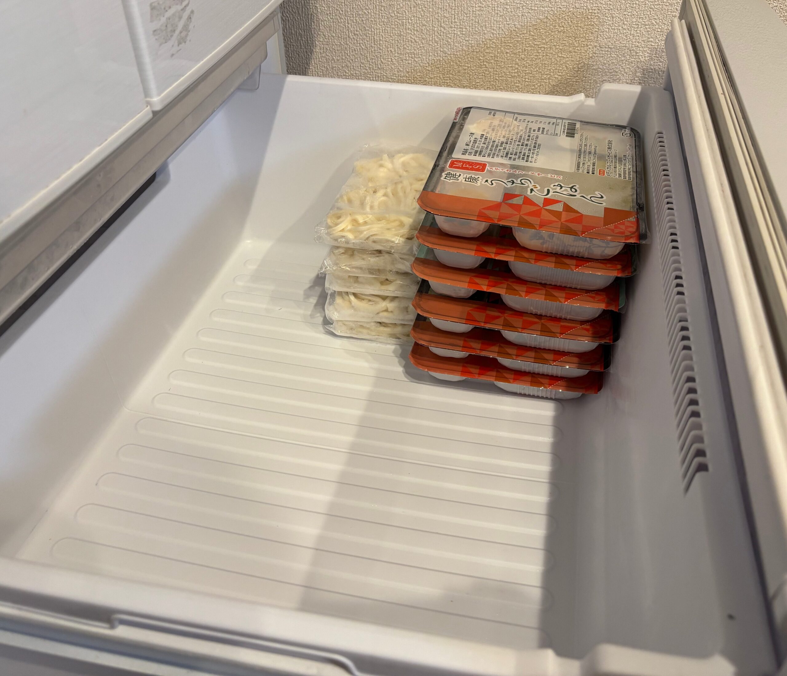 MFSのムース食を家庭用冷凍庫に冷凍うどんと並べて収納した様子