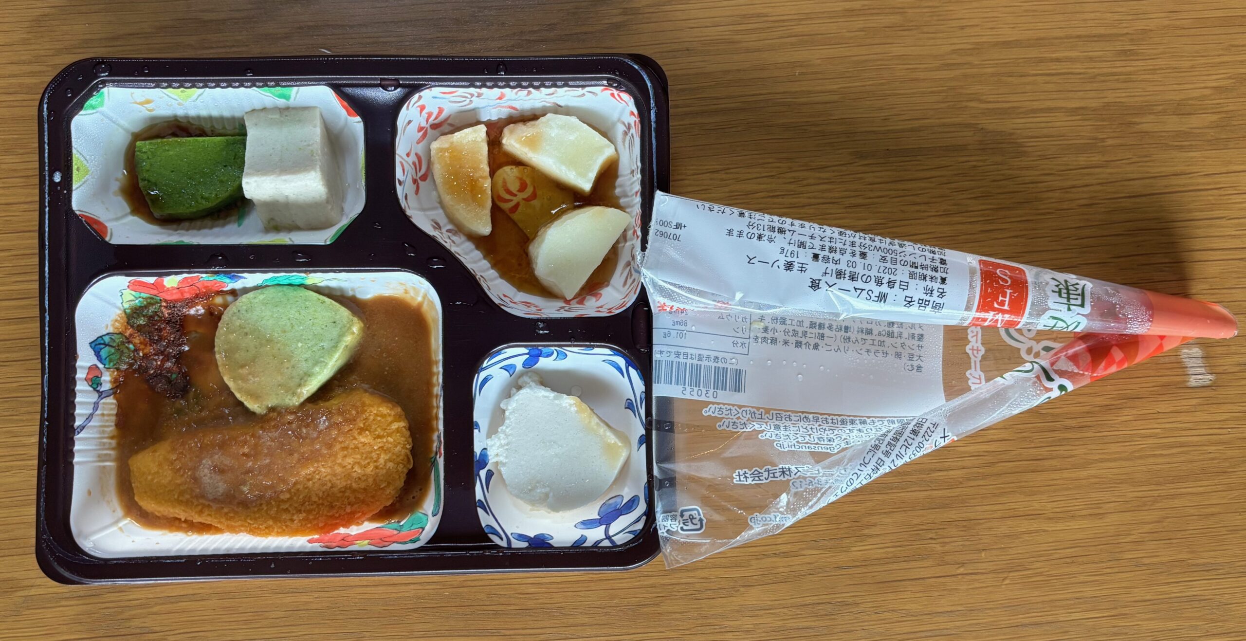 温めた後のMFSムース食のフタを横に引っ張って剥がしている写真