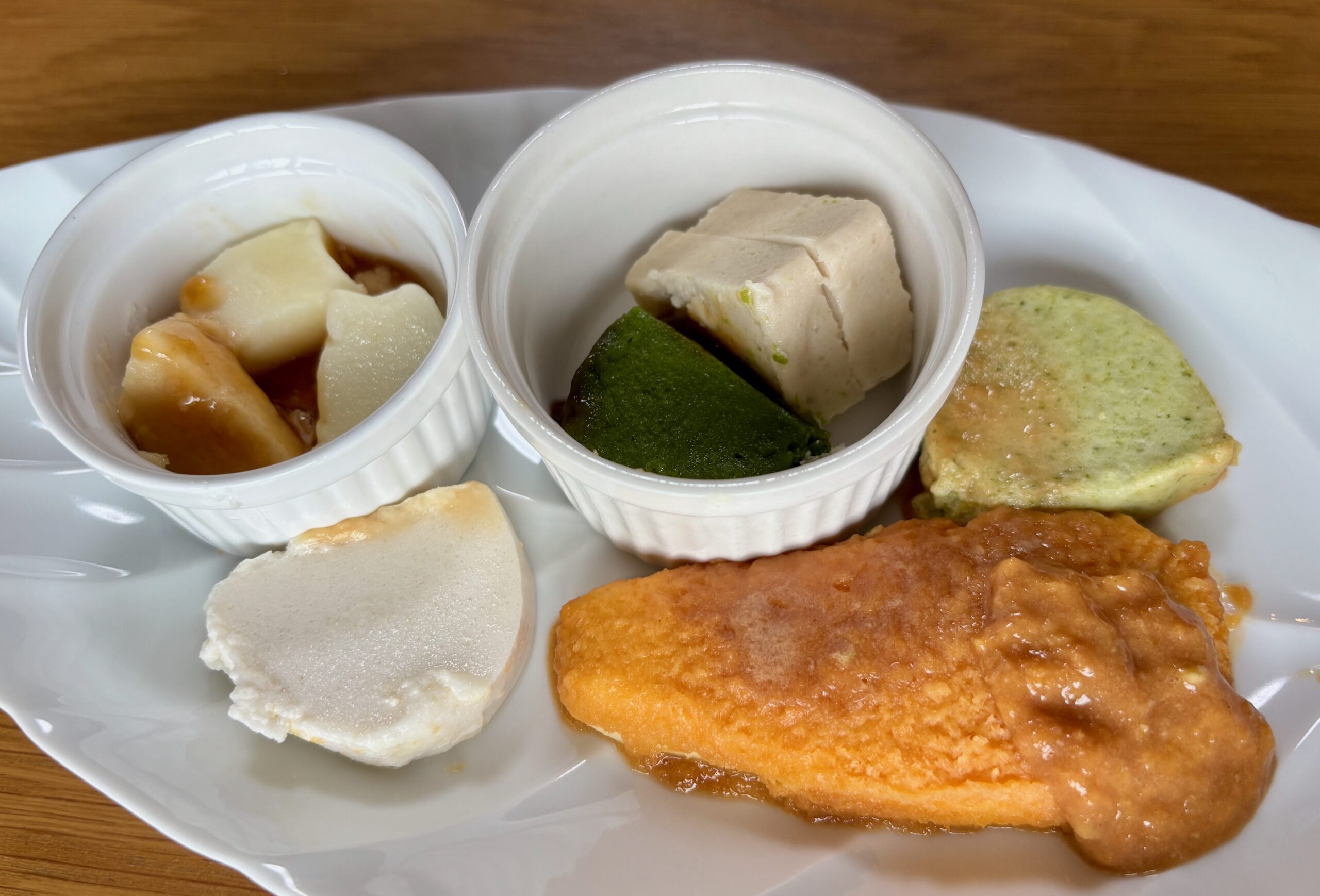 MFSムース食「白身魚の唐揚げ 生姜ソース」をお皿に盛り付けた全体写真