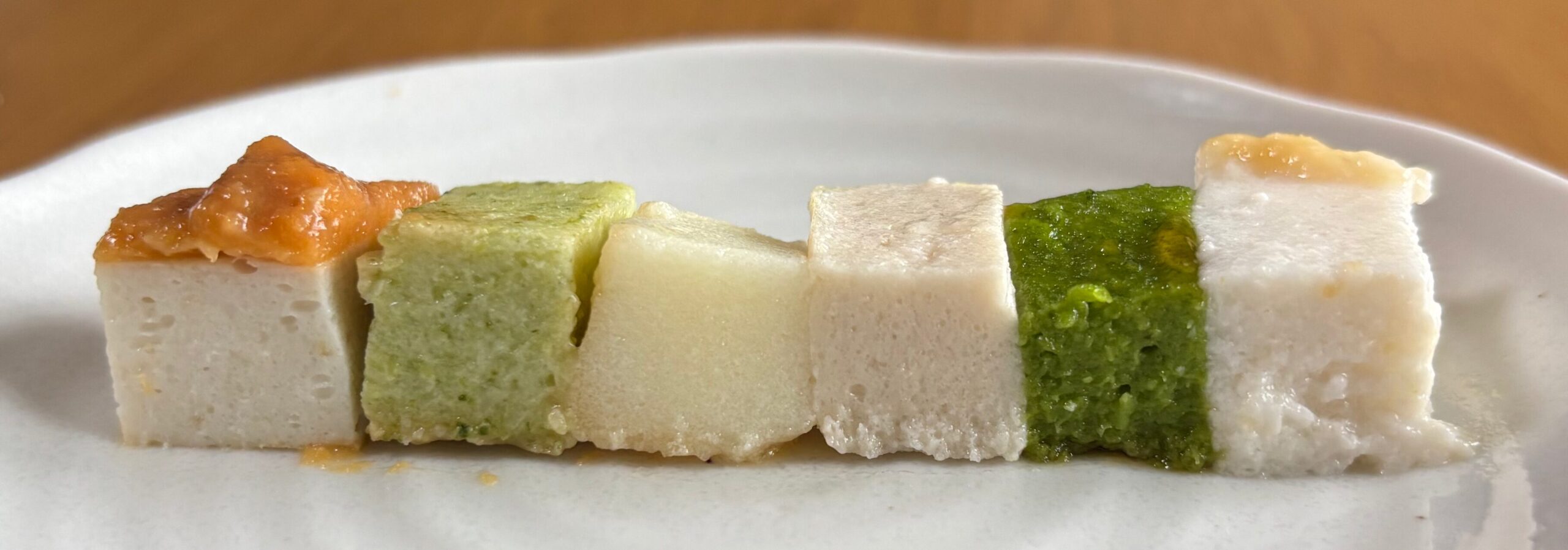 MFSムース食の全種類をお皿に並べて断面を見せている写真。どれも形がしっかり保たれている