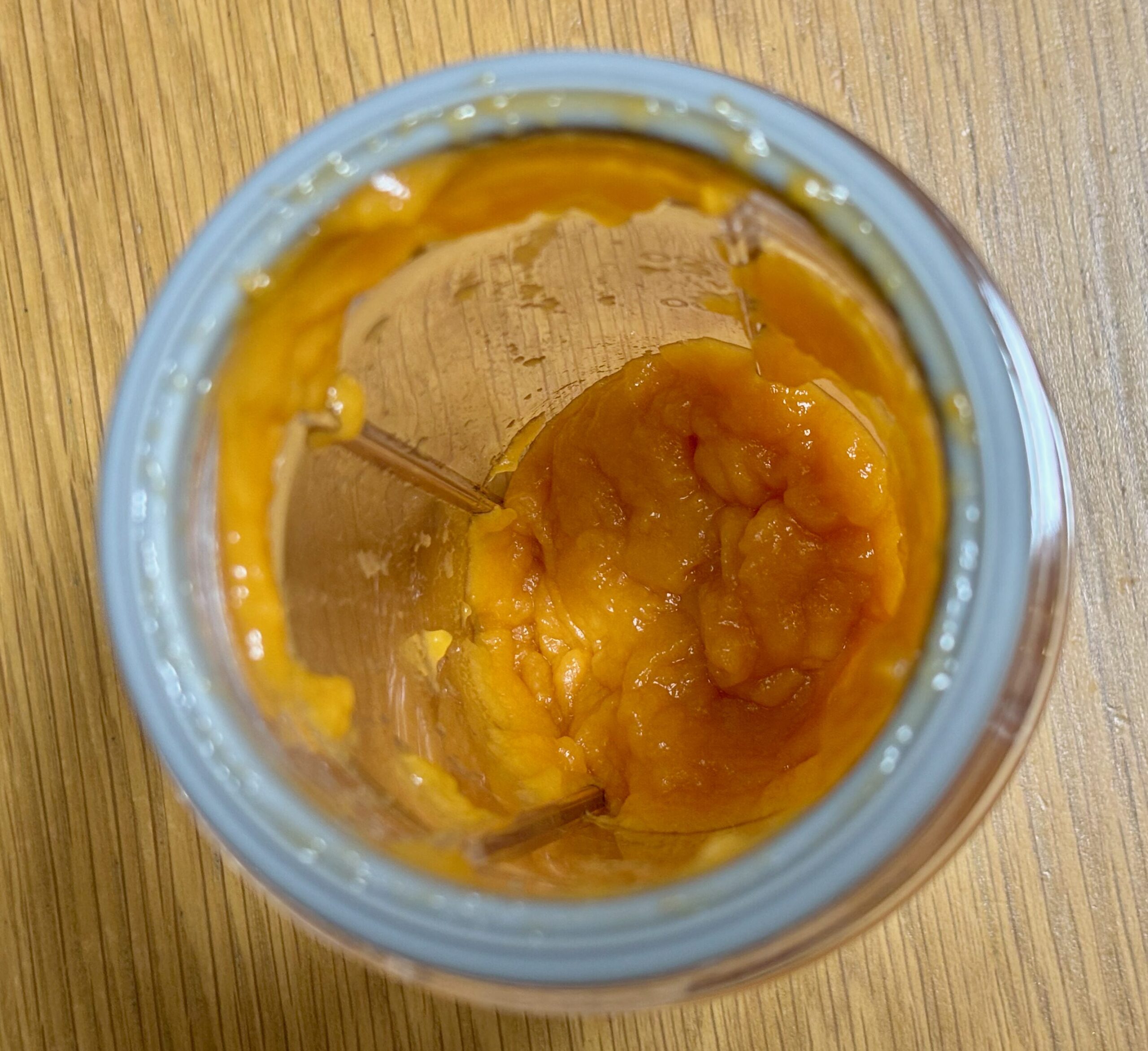 まぜ終わり、ミキサーカップの中でムース状に固まったにんじん