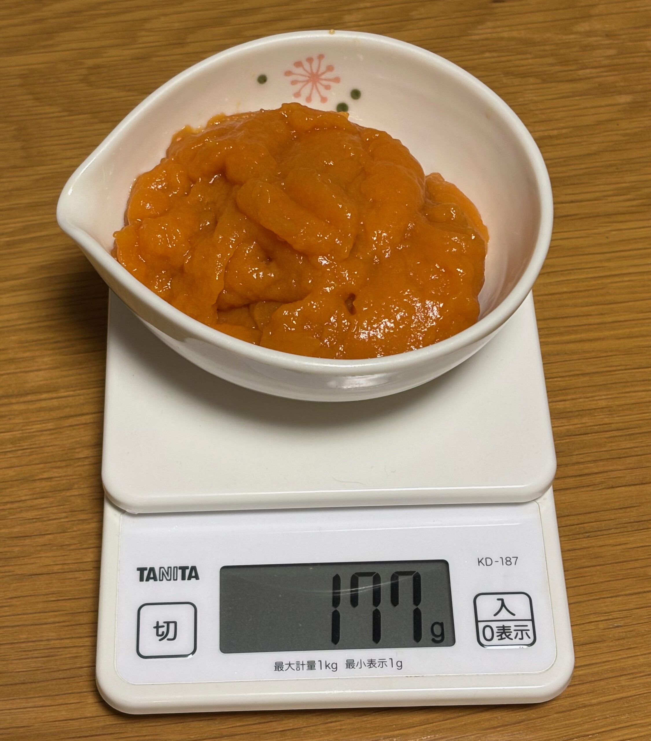 完成したにんじんのムース食の重さをはかると177gだった