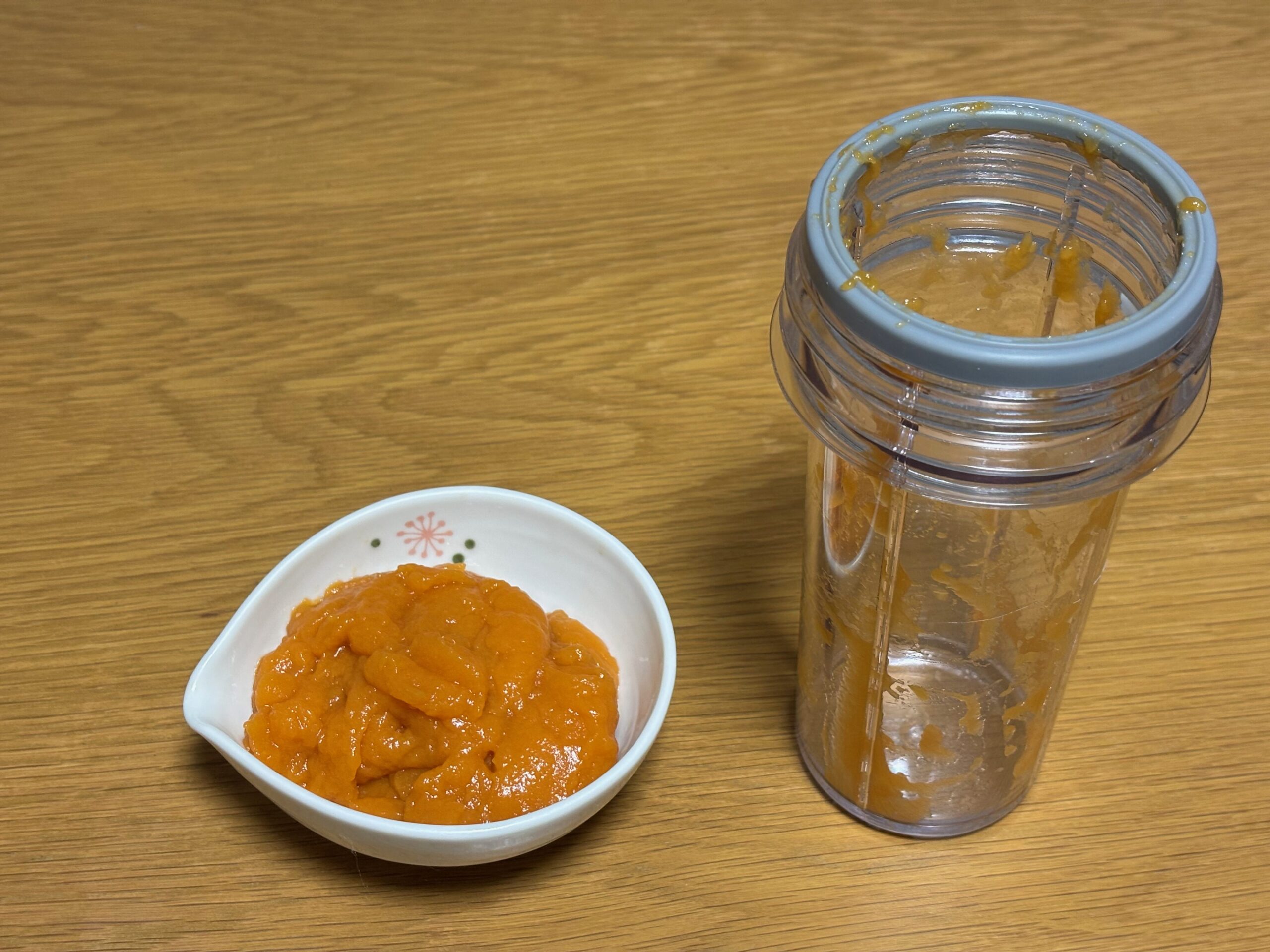完成したにんじんのムース食と、内側に少し残った空のミキサーカップ