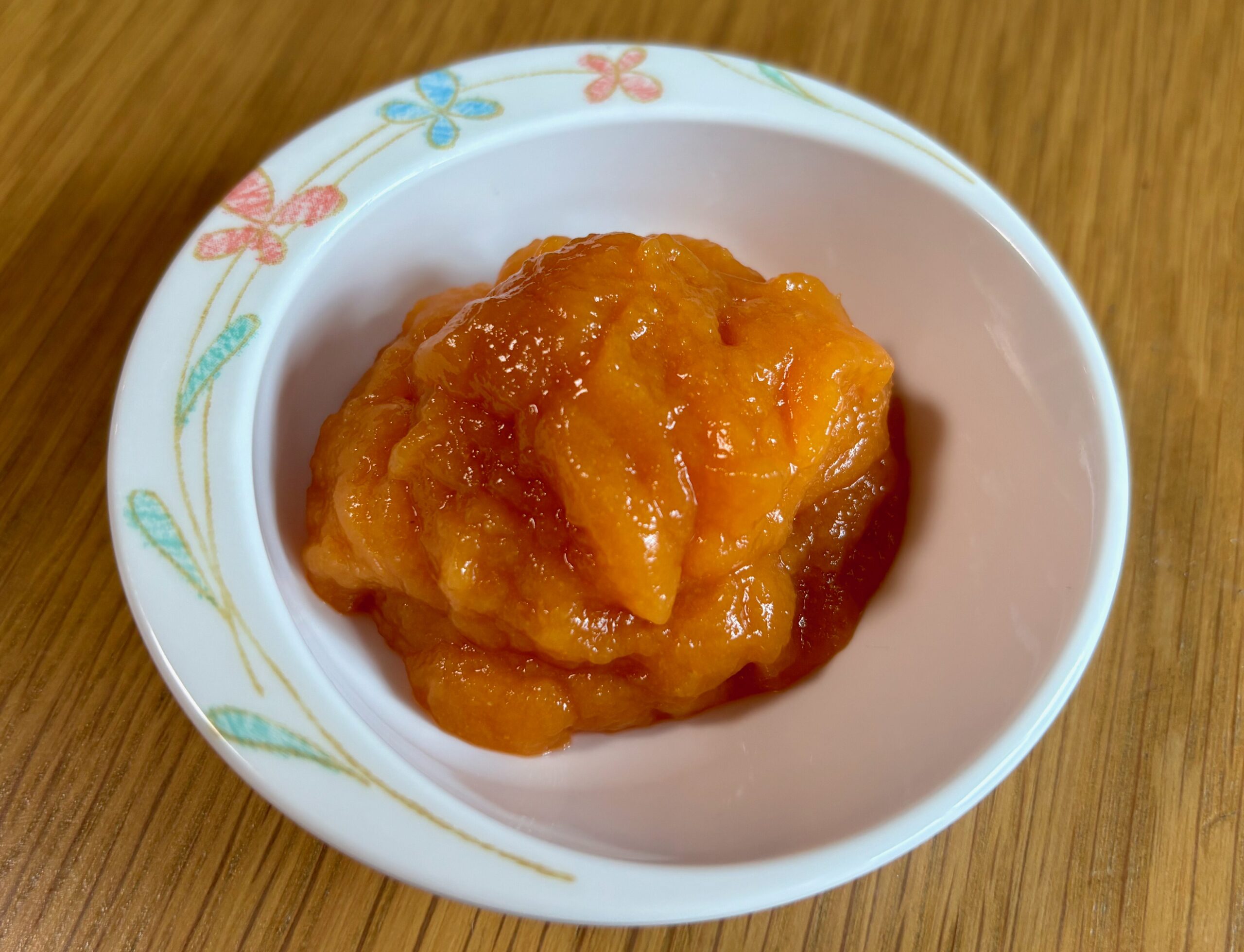 にんじんの煮物のムース食が花柄の器に盛り付けられている