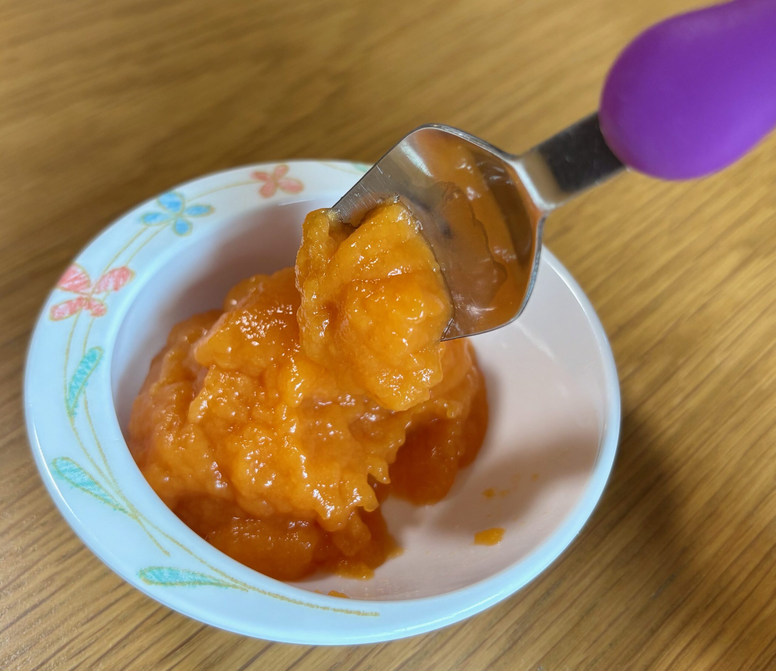完成したにんじんのムース食をスプーンですくっているところ