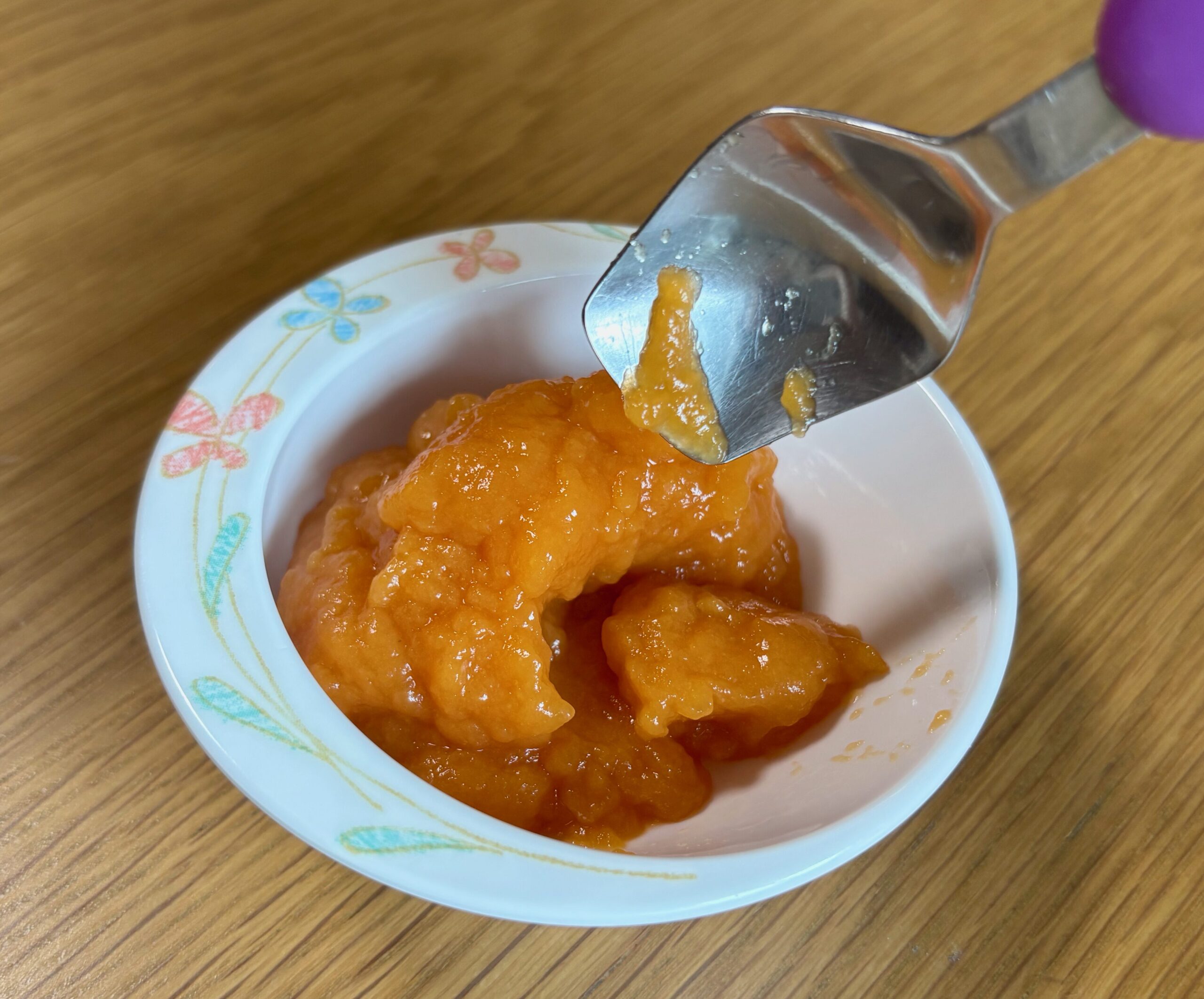 スプーンを傾けるとムース食がつるんと落ちる
