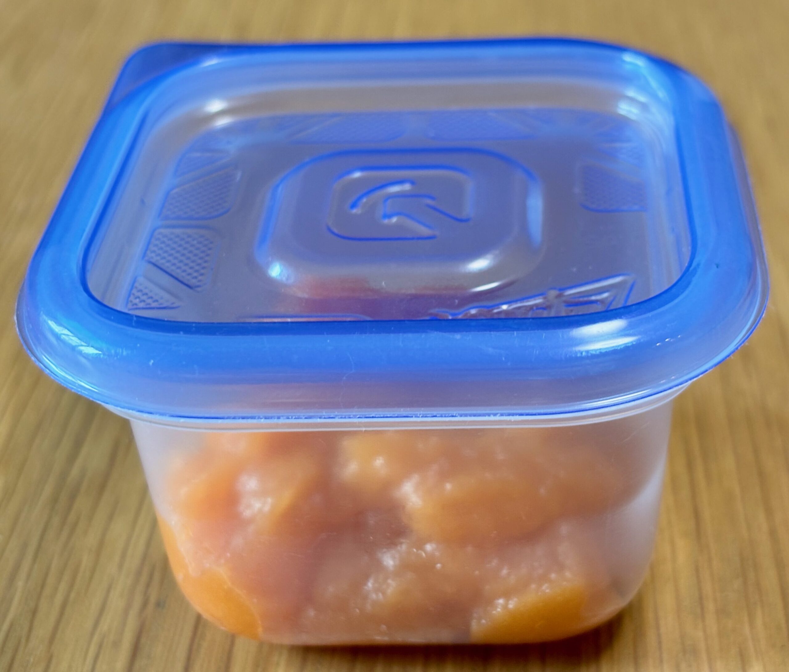 にんじんのムース食50gを入れた容器にふたをしたところ
