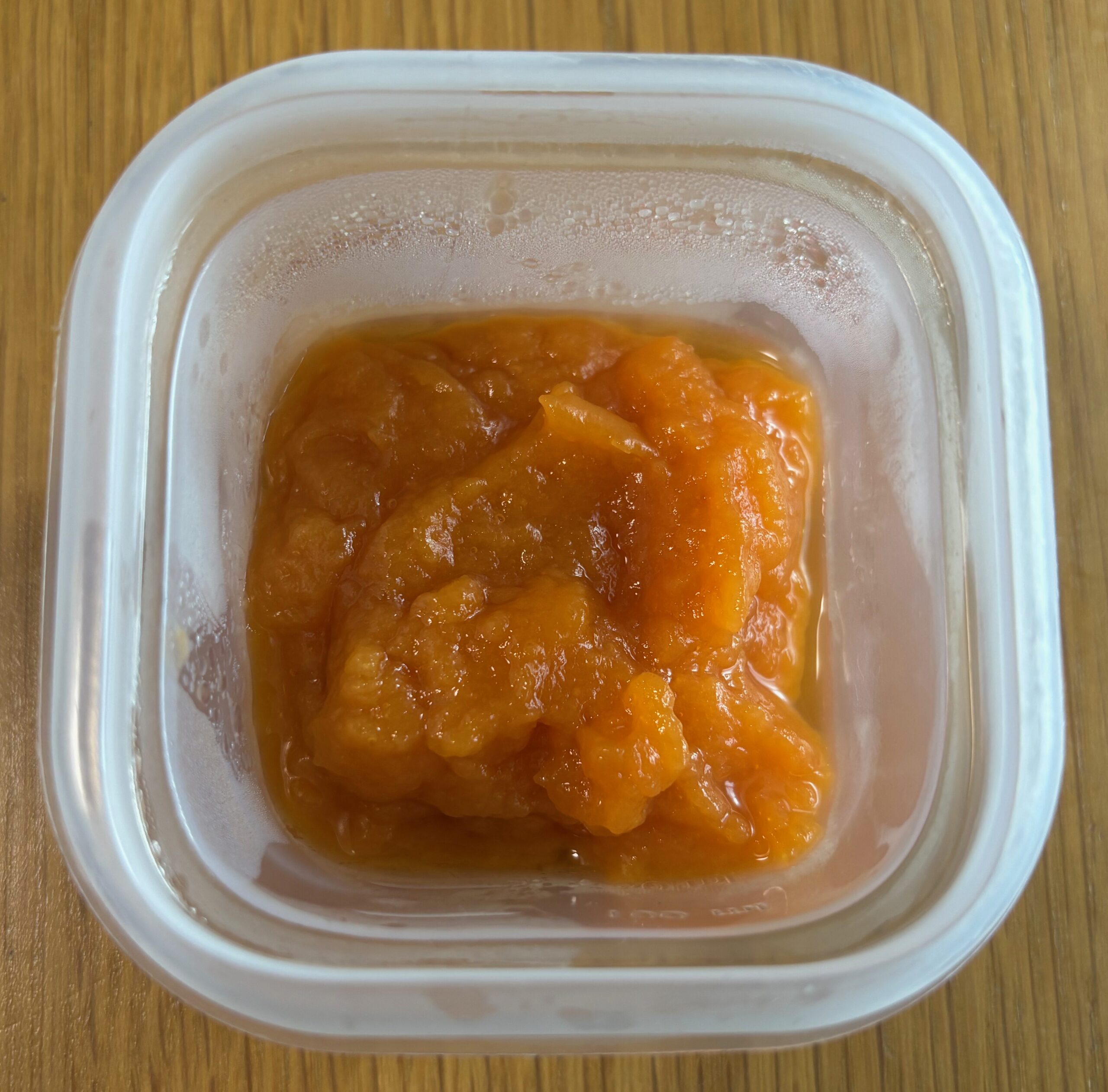 冷蔵庫で48時間保存したにんじんのムース食。容器のふちに少し水が出ている
