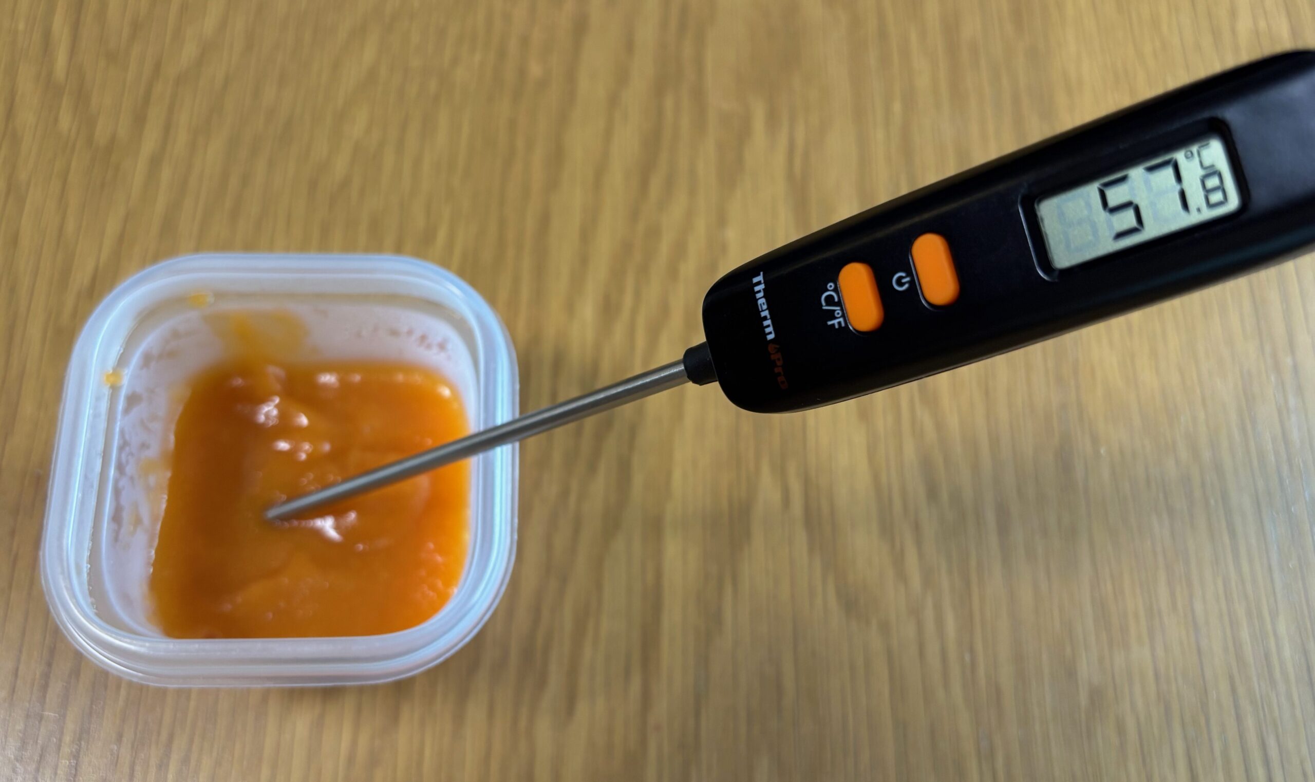 電子レンジで温めて57.8℃になり、崩れて液状になったにんじんのムース食