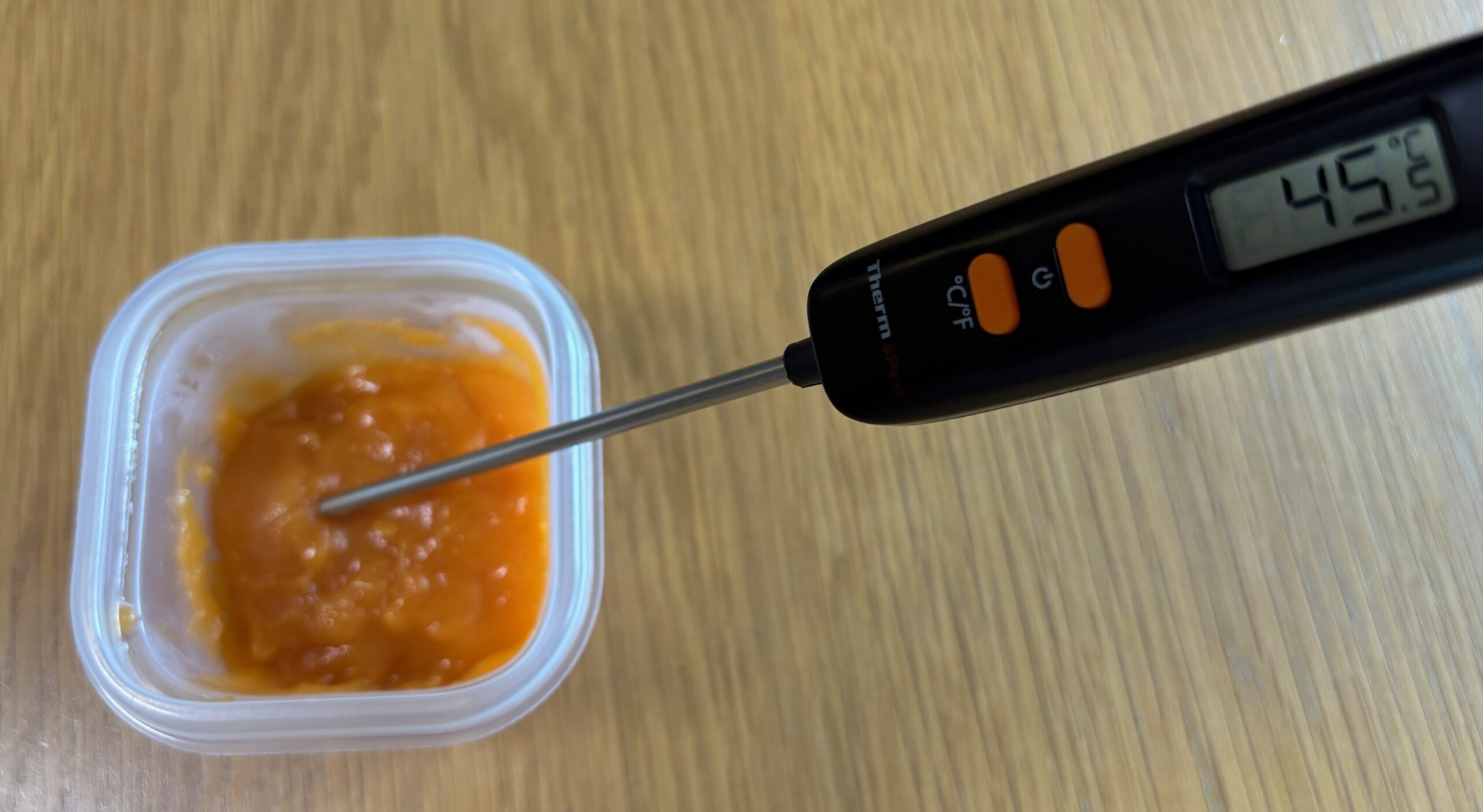 崩れたあと1分置いたにんじんのムース食。温度計は45.5℃を示している