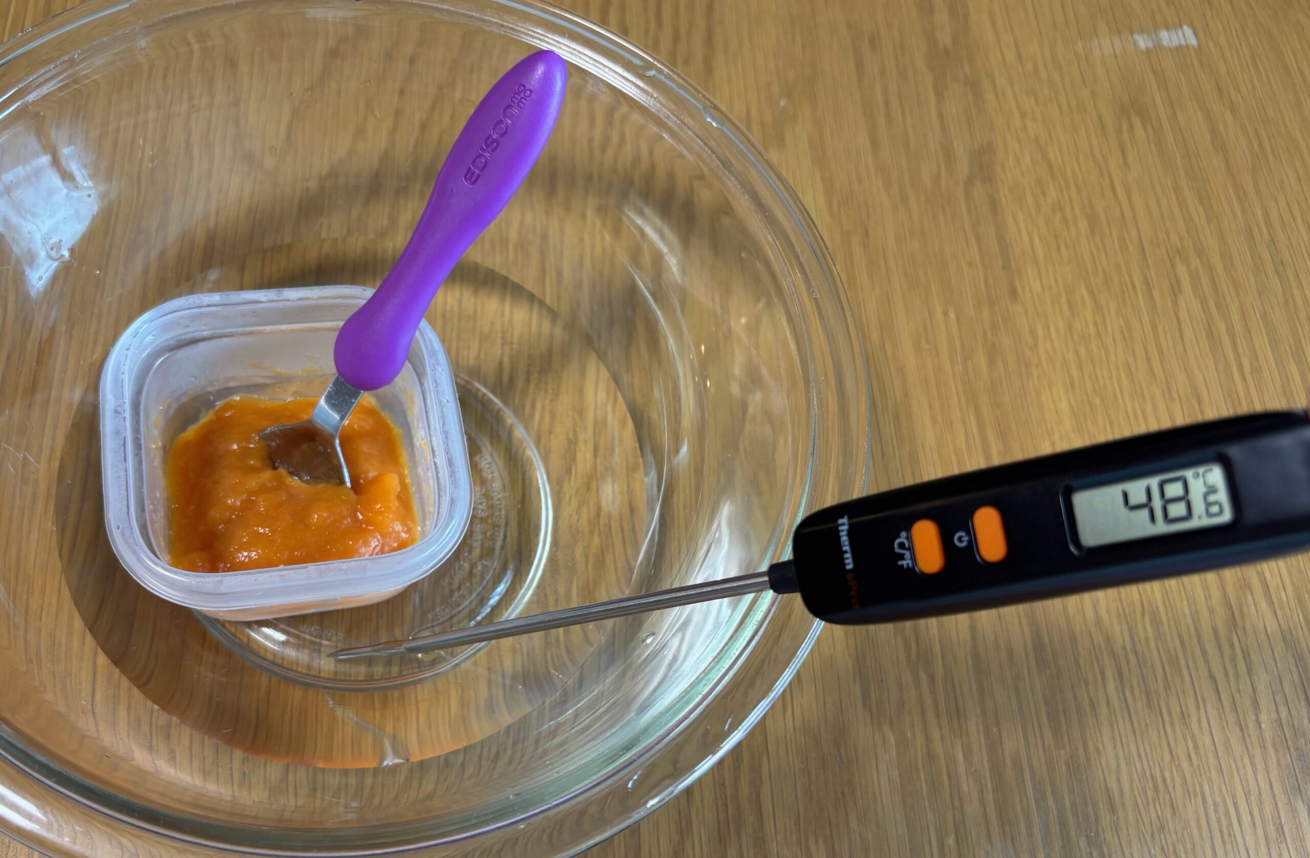 湯せんで2分温めたにんじんのムース食。温度計は34.0℃を示し、形は崩れていない