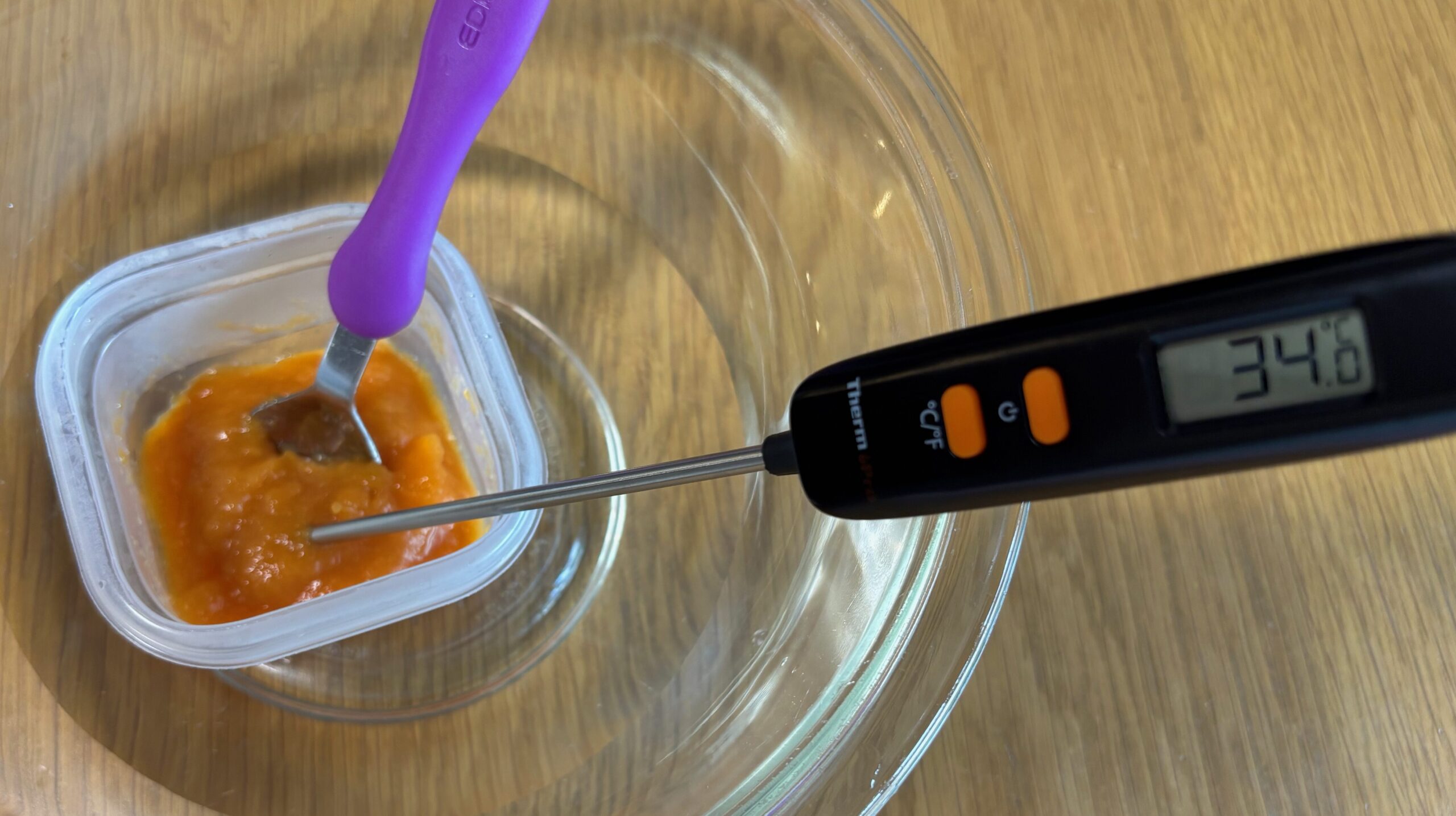 温めたムース食をスプーンで混ぜて、全体の温度を均一にしているところ