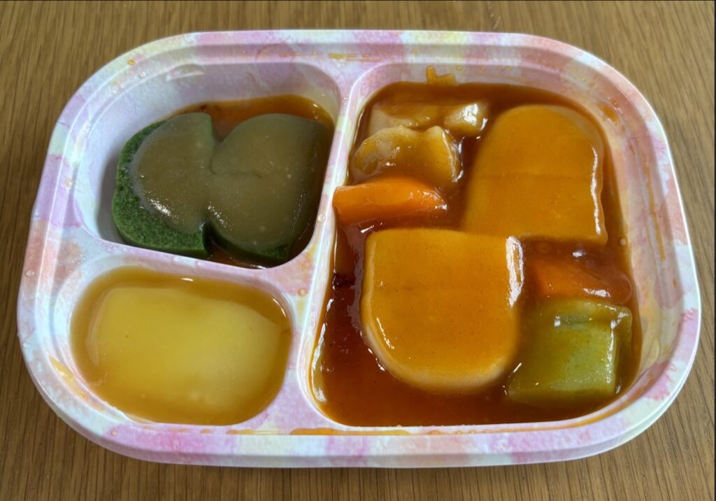 食楽膳のムース食「酢豚」を温めて容器のまま撮影した全体写真