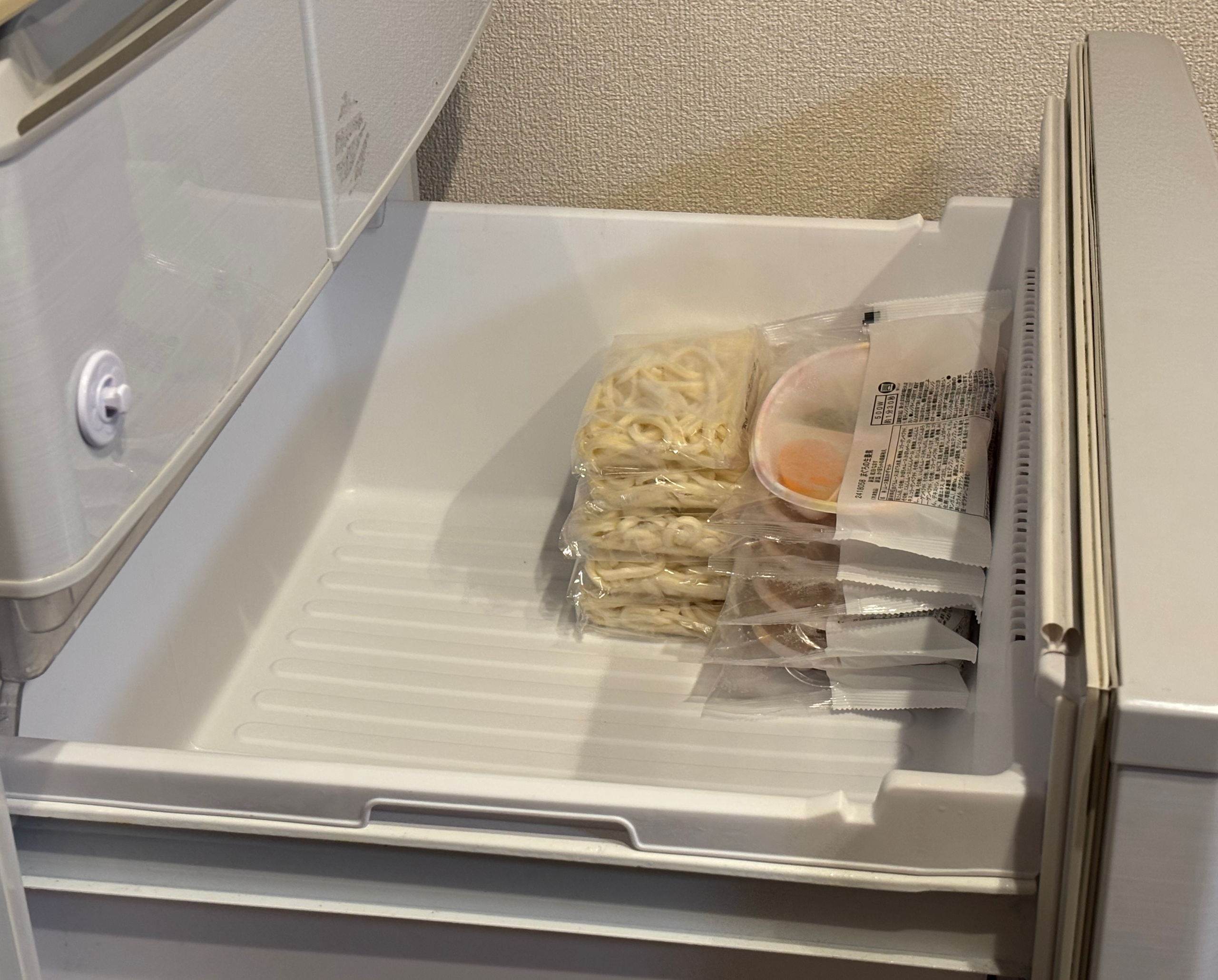 健康直球便のムース食を冷凍うどんと一緒に冷凍庫に収納した写真