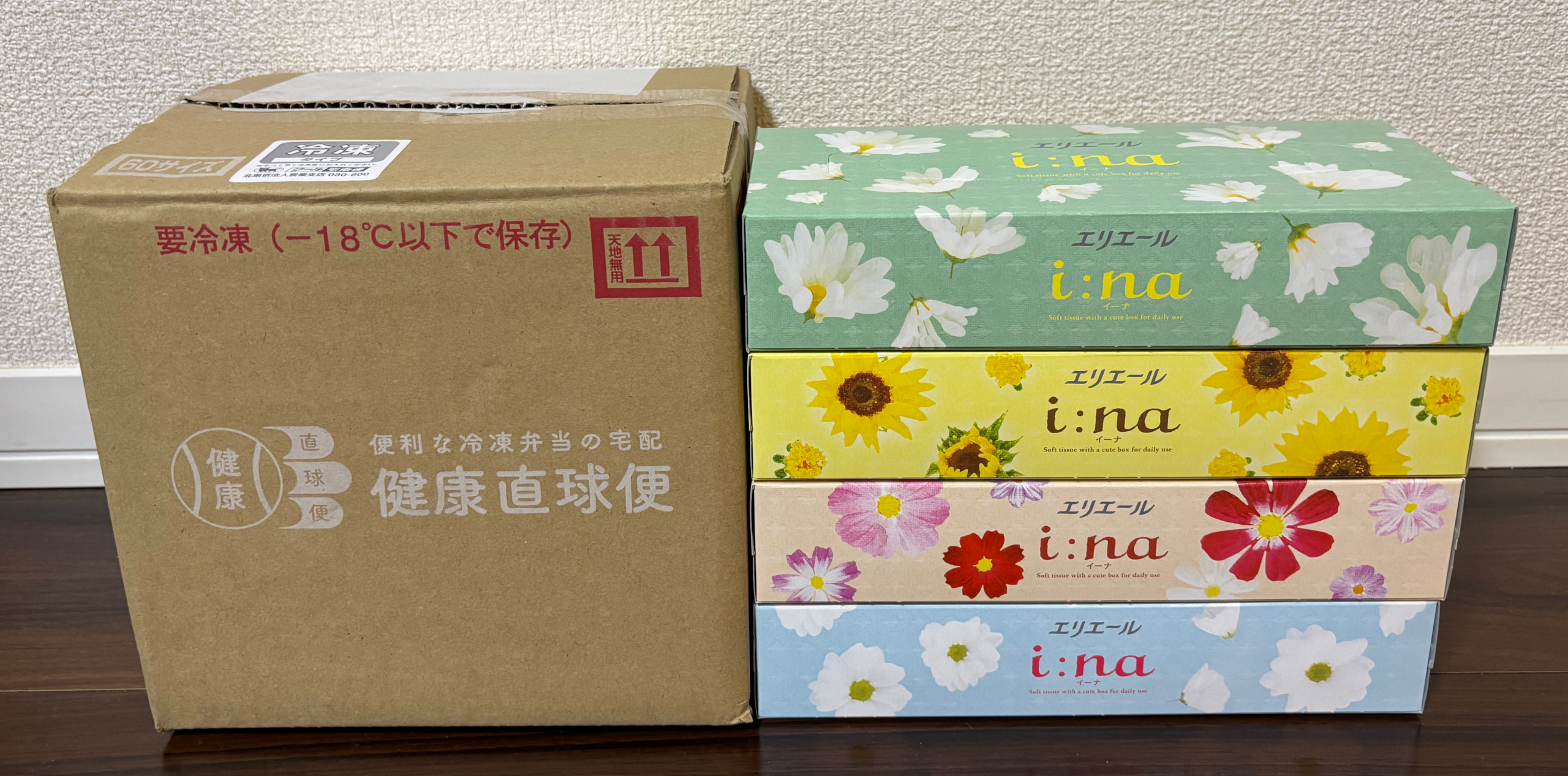 健康直球便のムース食が届いた段ボールを箱ティッシュと並べて大きさを比べた写真