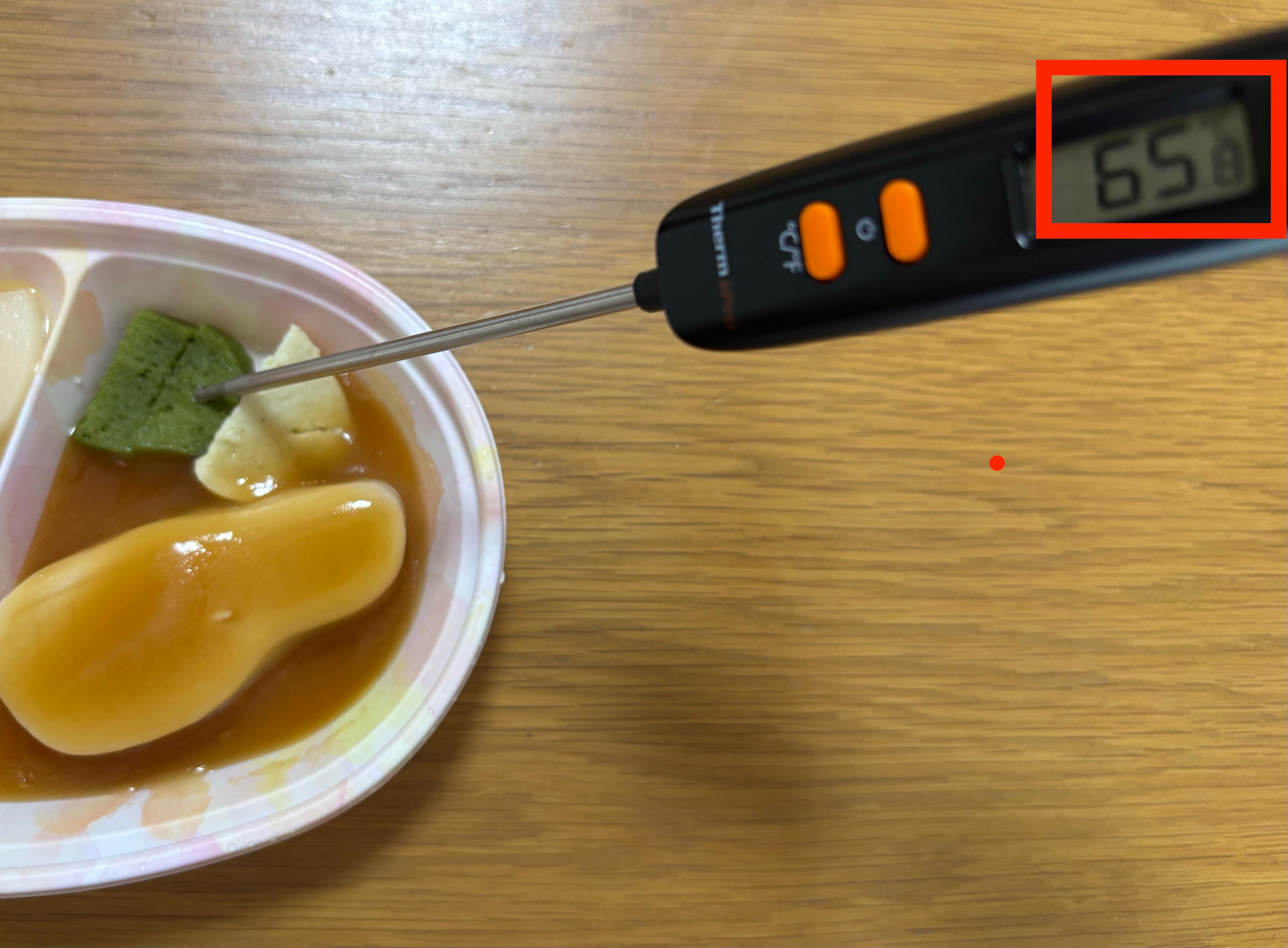 健康直球便のいんげんムースに温度計を刺して測ったら65.8℃だった写真